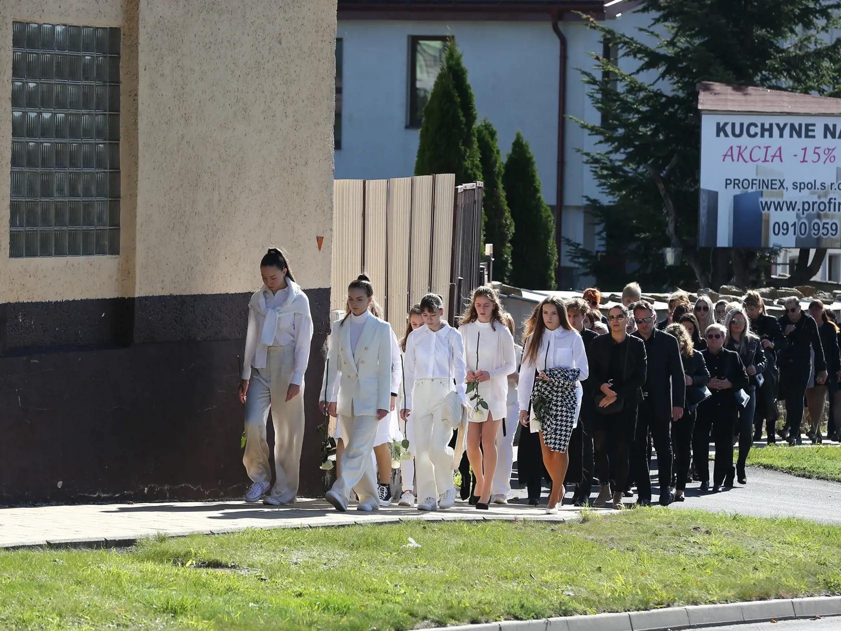 Posledná rozlúčka s nadanou študentkou Broňou. V sobotu (8.10.) sa rozlúčili rodiny Mareka a Brone so svojími milovanými deťmi, vnúčatami, a súrodencami. Ich mladé životy vyhasli vinou opitého vodiča.