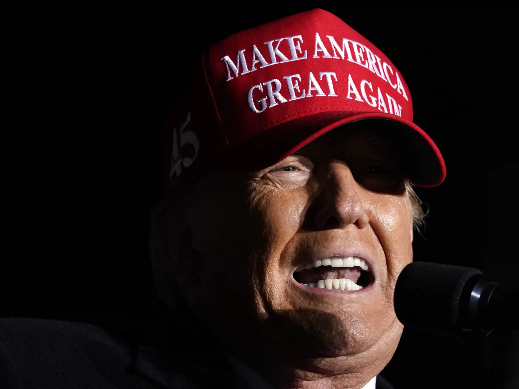 Na snímke bývalý americký prezident Donald Trump reční počas mítingu v Sioux City v americkom štáte Iowa 3. novembra 2022.