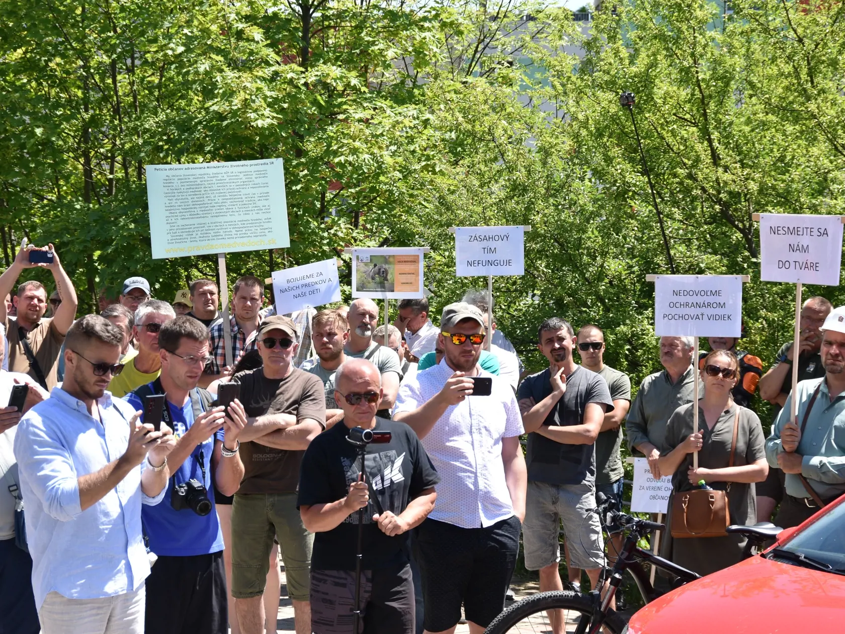 Vyše stovka ľudí, vrátane zástupcov samospráv z Podpoľania, Kremnických vrchov či Liptova protestovala v stredu 15. júna 2022 popoludní pred sídlom Štátnej ochrany prírody (ŠOP) SR v Banskej Bystrici. Žiadali regulovaný odstrel medveďa hnedého i odstúpenie ministra životného prostredia Jána Budaja (OĽANO). Na snímke protestujúci pred budovou ŠOP SR 15. júna 2022 v Banskej Bystrici. FOTO TASR - Lukáš Mužla