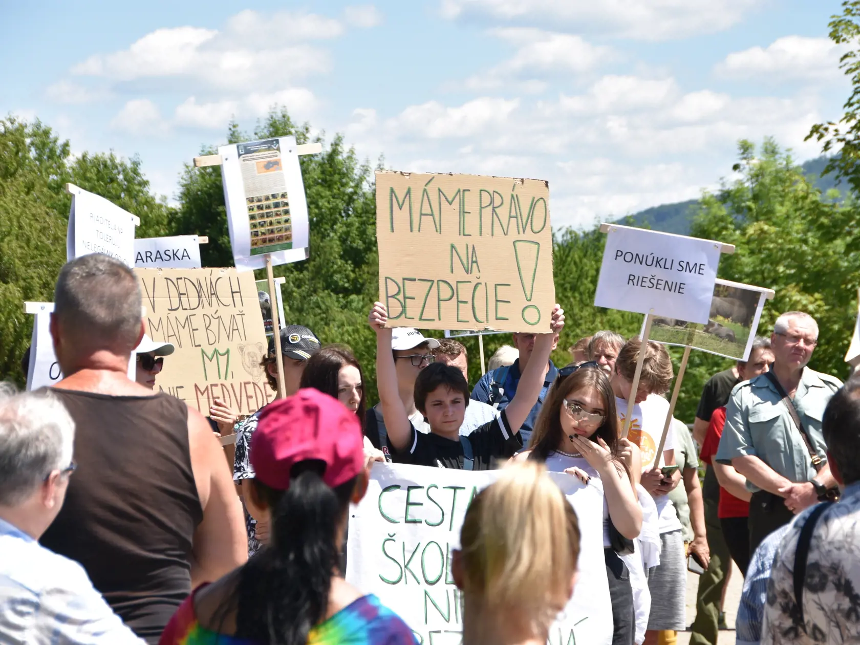 Vyše stovka ľudí, vrátane zástupcov samospráv z Podpoľania, Kremnických vrchov či Liptova protestovala v stredu 15. júna 2022 popoludní pred sídlom Štátnej ochrany prírody (ŠOP) SR v Banskej Bystrici. Žiadali regulovaný odstrel medveďa hnedého i odstúpenie ministra životného prostredia Jána Budaja (OĽANO). Na snímke protestujúci pred budovou ŠOP SR 15. júna 2022 v Banskej Bystrici. FOTO TASR - Lukáš Mužla