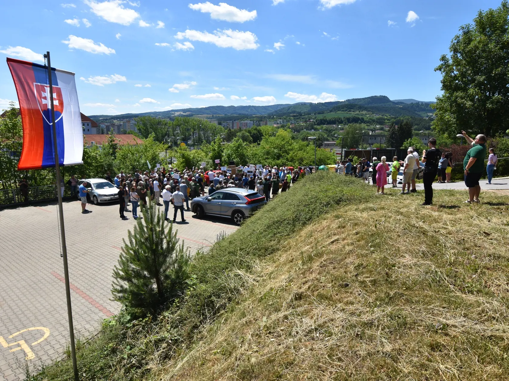 Vyše stovka ľudí, vrátane zástupcov samospráv z Podpoľania, Kremnických vrchov či Liptova protestovala v stredu 15. júna 2022 popoludní pred sídlom Štátnej ochrany prírody (ŠOP) SR v Banskej Bystrici. Žiadali regulovaný odstrel medveďa hnedého i odstúpenie ministra životného prostredia Jána Budaja (OĽANO). Na snímke protestujúci pred budovou ŠOP SR 15. júna 2022 v Banskej Bystrici. FOTO TASR - Lukáš Mužla
