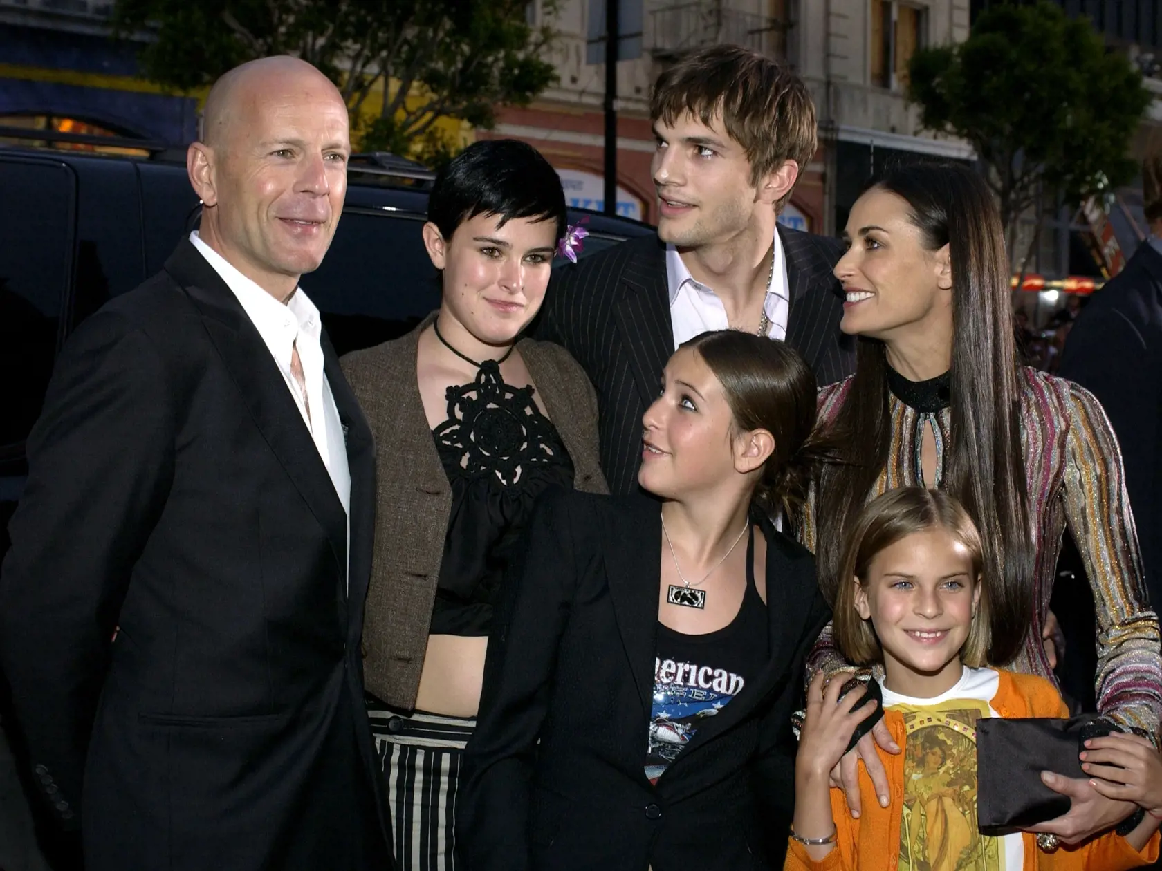 Bruce Willis s deťmi a exmanželkou Demi. Skupiny sprevádzal aj Moorovej vtedajší partner Ashton Kutcher.
