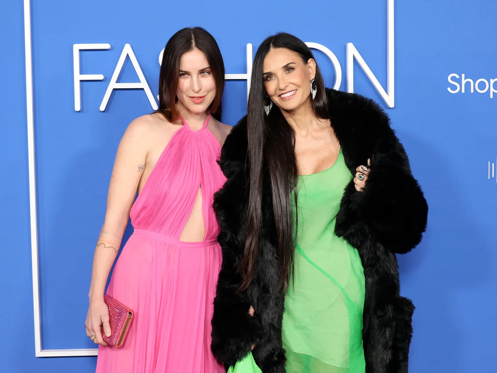 Demi Moore prišla zaujala zelenými šatami a kožuchom.