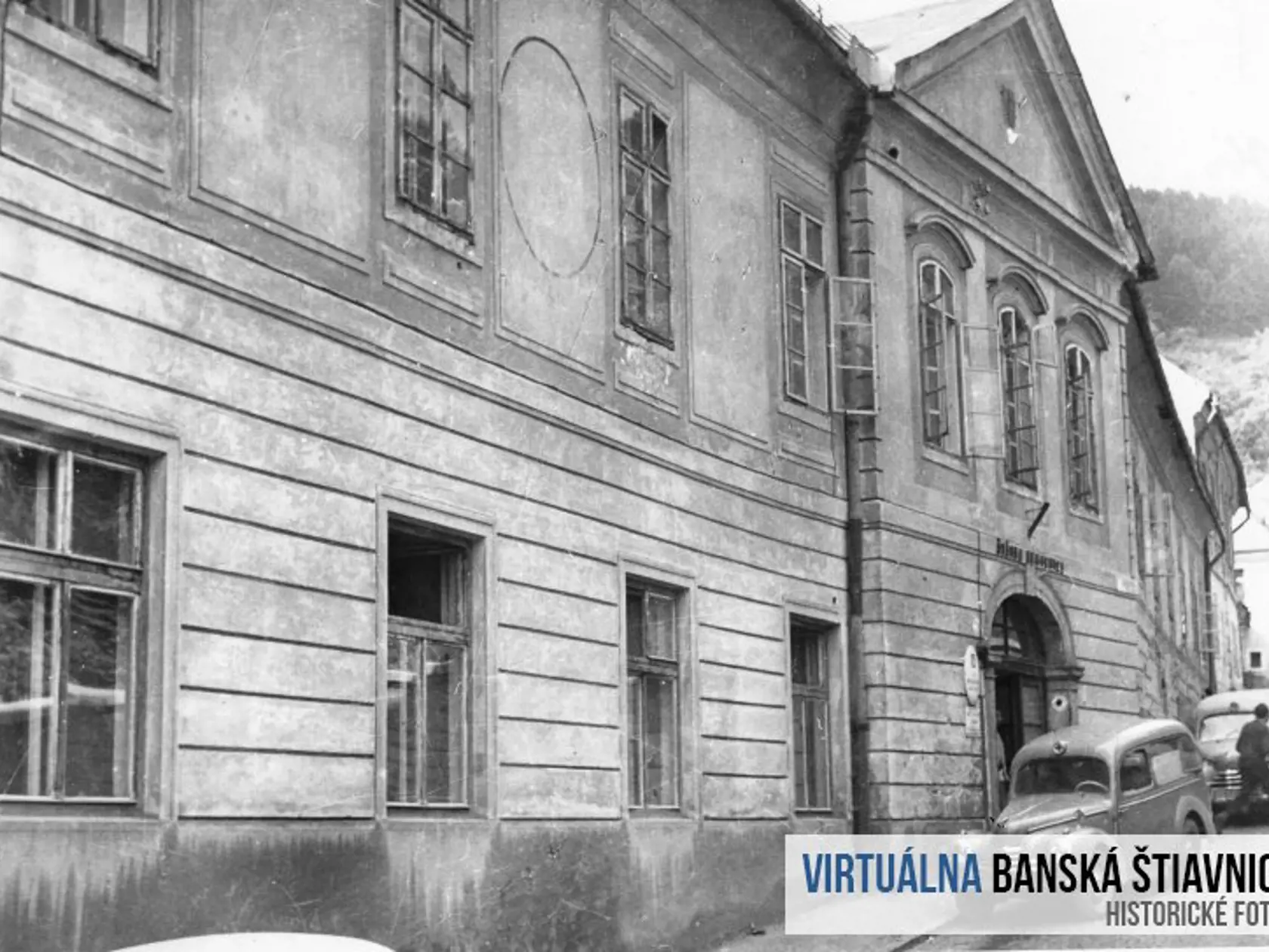 Budova bývalej starej nemocnice stojí na Ulici Antona Pécha v Banskej Štiavnici.