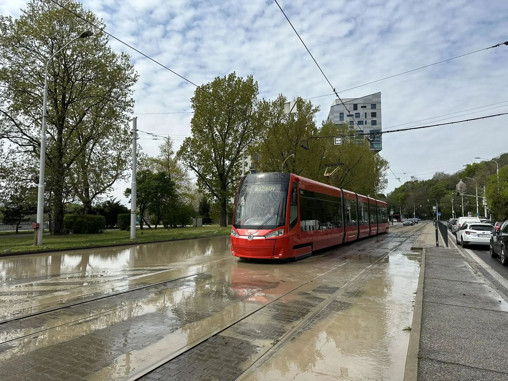 Pri bratislavskom PKO prasklo vodovodné potrubie! Voda ZAPLAVUJE okolie!