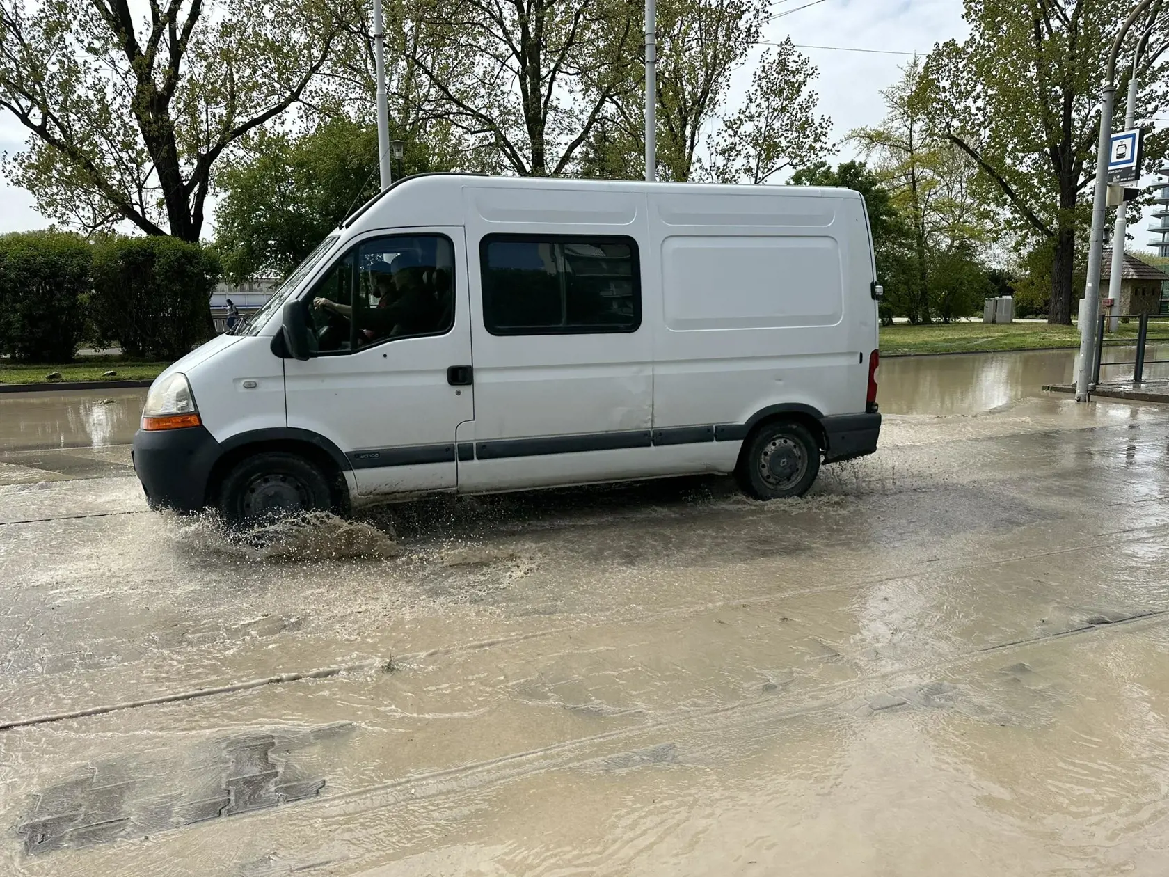 Pri bratislavskom PKO prasklo vodovodné potrubie! Voda ZAPLAVUJE okolie!