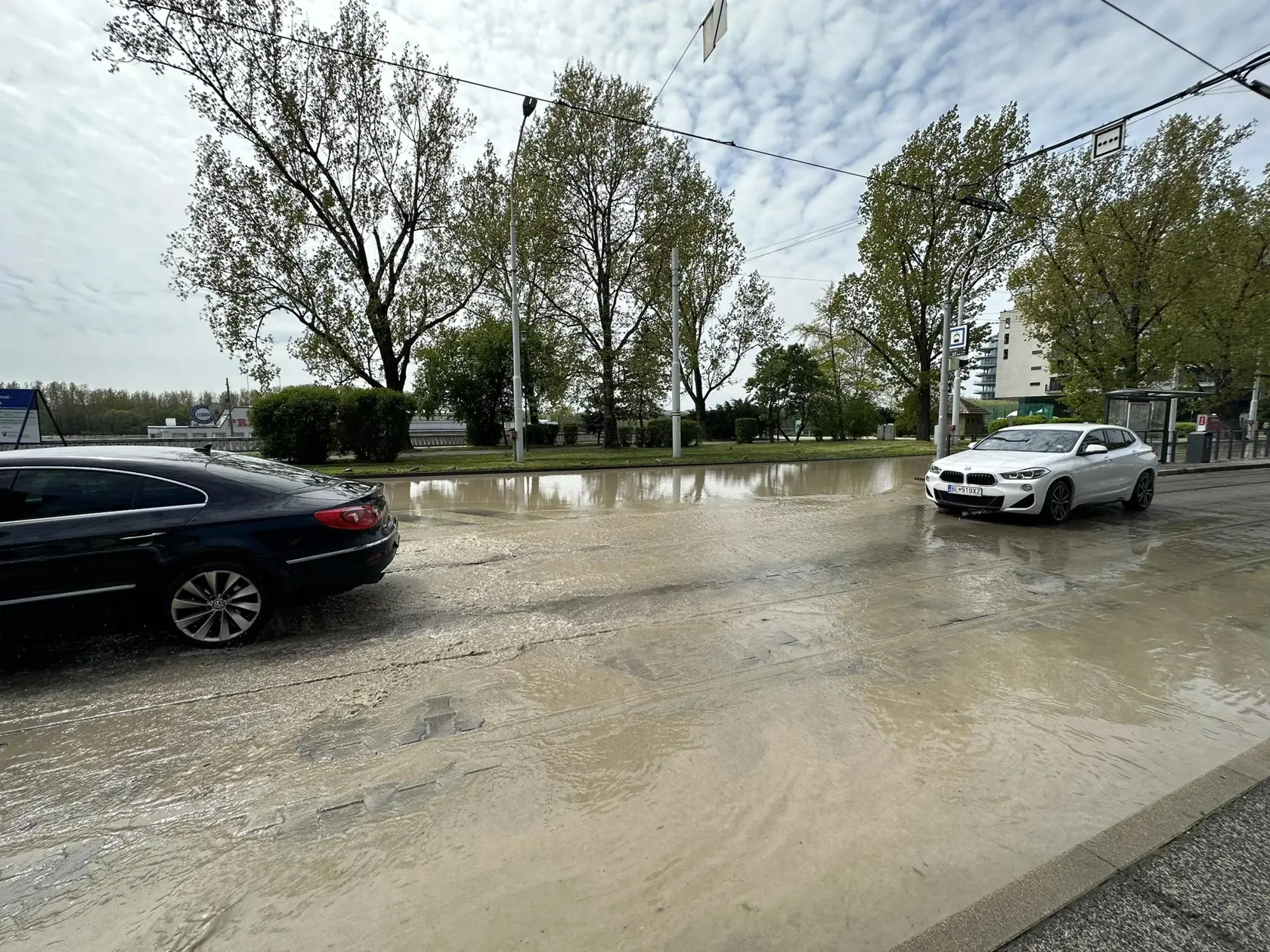 Pri bratislavskom PKO prasklo vodovodné potrubie! Voda ZAPLAVUJE okolie!
