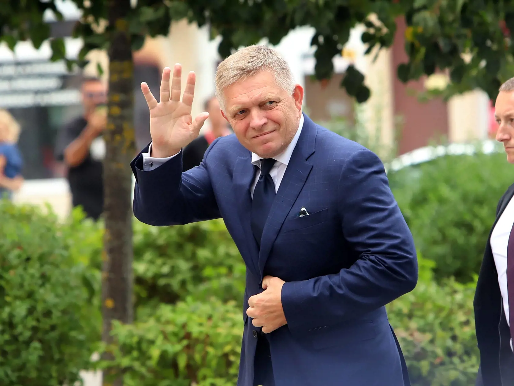 Predseda vlády SR Robert Fico (Smer-SD) absolvoval regionálny výjazd v Handlovej. Zúčastnil sa na slávnostnom prestrihnutí pásky pri otvorení zrekonštruovaných priestorov školy, neskôr navštívil výrobný závod na chov sladkovodných rýb AGRO Rybia farma, ktorý vznikol v rámci transformácie uhoľného regiónu a zamestnáva bývalých baníkov. Na záver návštevy sa stretol s primátorkou Handlovej Silviou Grúberovou. Na snímke predseda vlády SR Robert Fico počas  návštevy v Handlovej 6. septembra 2024. FOT