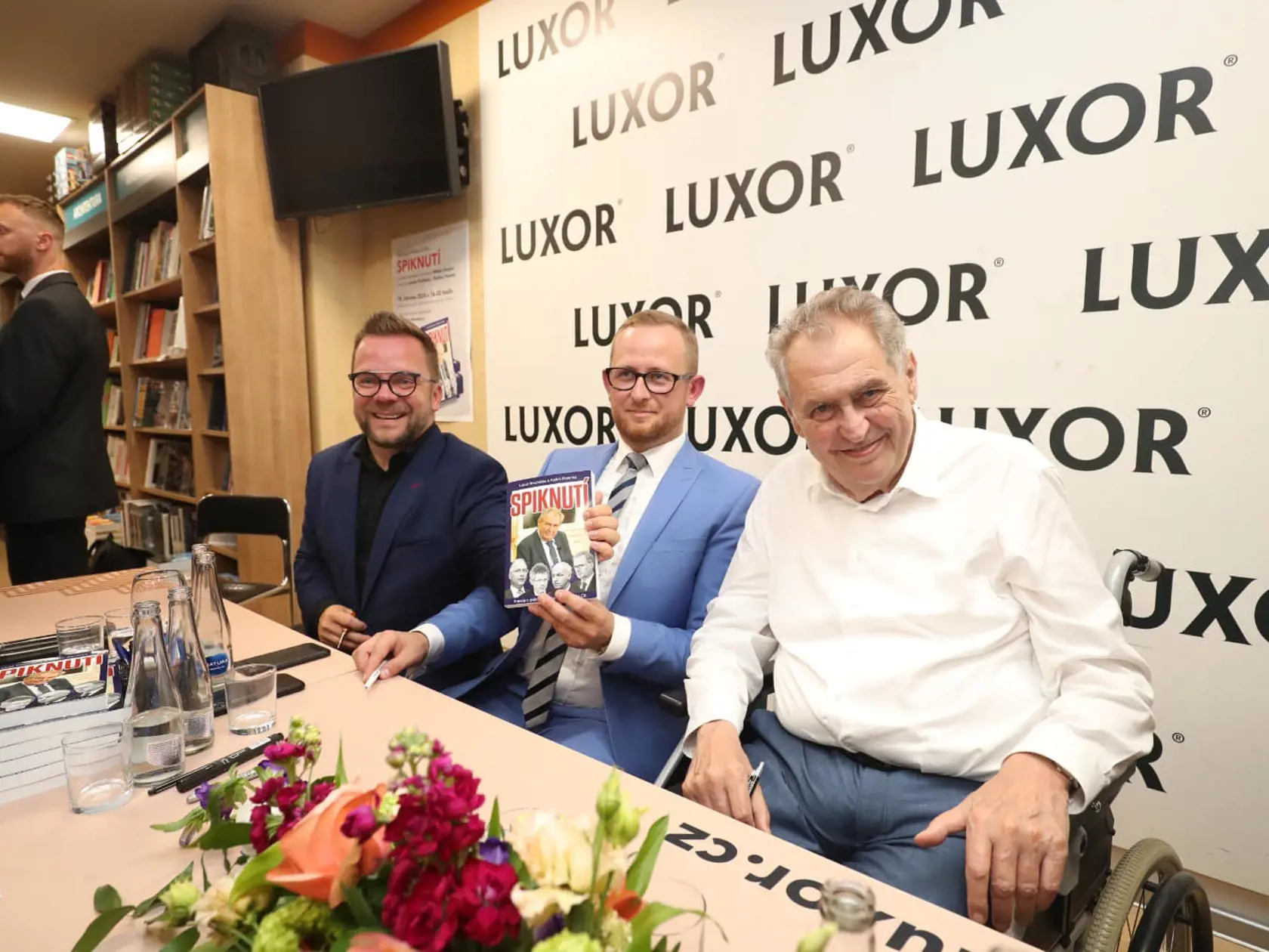 Autogramiáda knihy Sprisahanie - Pravda o pokuse odstrániť prezidenta SR v kníhkupectve Luxor na Václavskom námestí bola skvelá!
