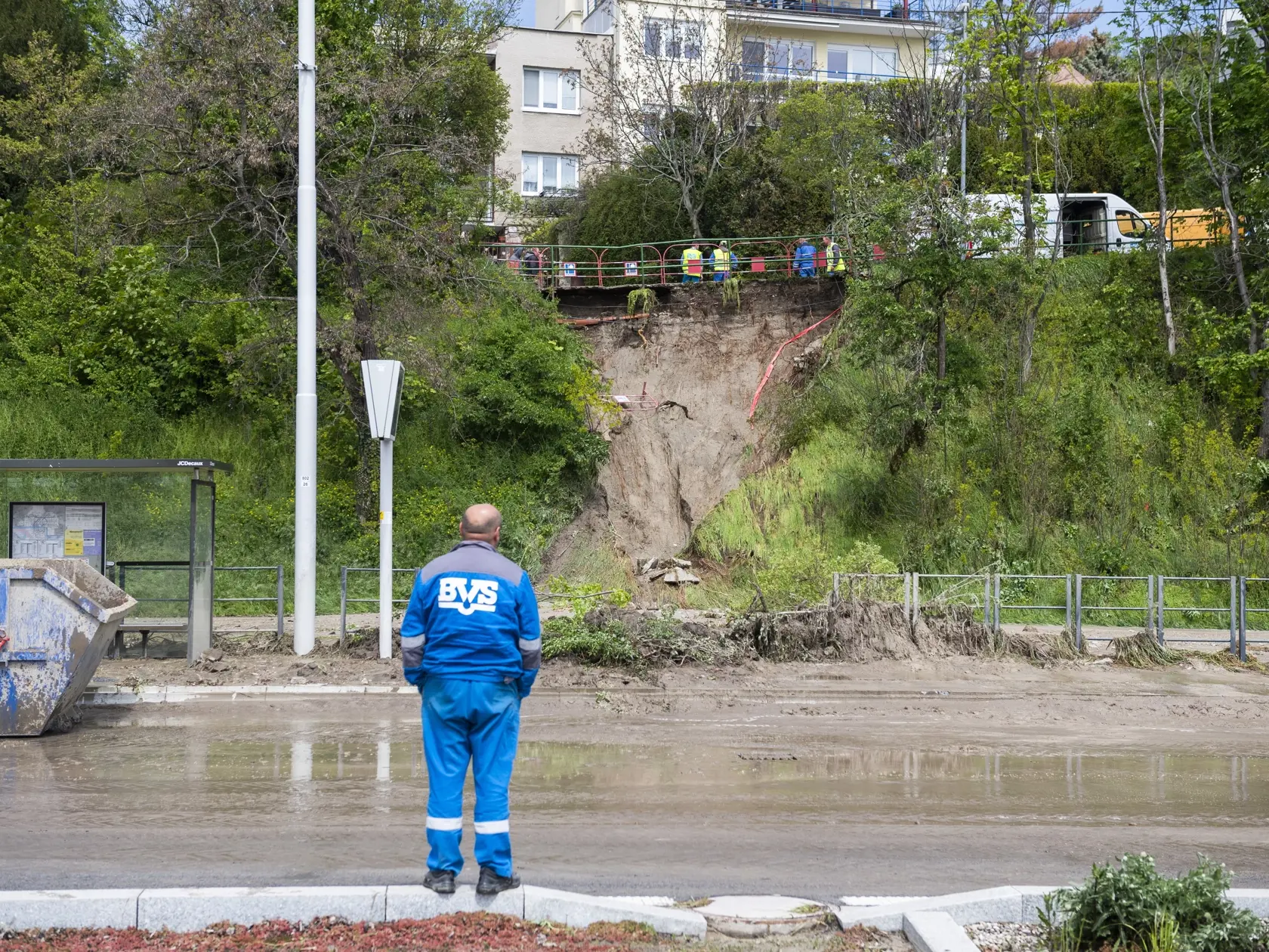 Na snímke následky odstraňovania havárie vodovodného potrubia V kopci nad Nábrežím armádneho generála Ludvíka Svobodu oproti bývalému PKO 28. apríla 2023 v Bratislave. FOTO TASR - Jaroslav Novák 