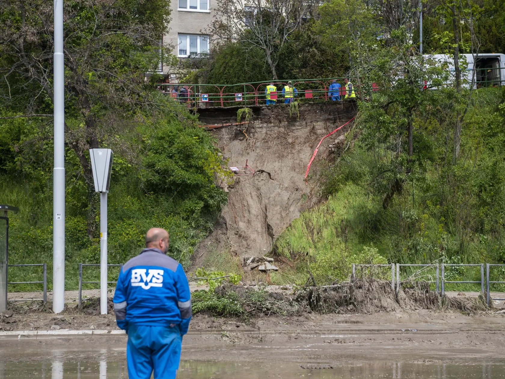 Na snímke následky odstraňovania havárie vodovodného potrubia V kopci nad Nábrežím armádneho generála Ludvíka Svobodu oproti bývalému PKO 28. apríla 2023 v Bratislave. FOTO TASR - Jaroslav Novák 