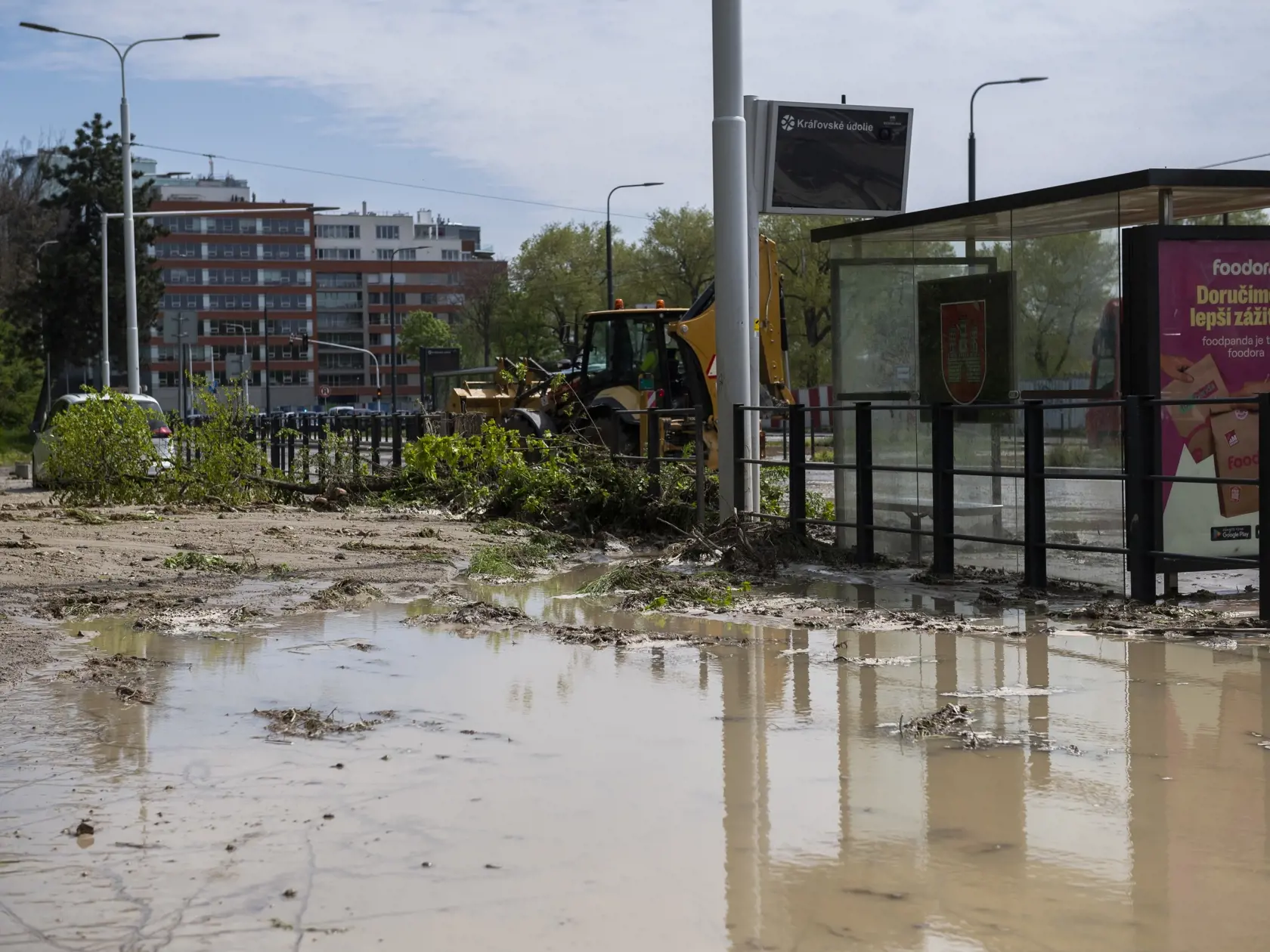 Na snímke následky odstraňovania havárie vodovodného potrubia V kopci nad Nábrežím armádneho generála Ludvíka Svobodu oproti bývalému PKO 28. apríla 2023 v Bratislave. FOTO TASR - Jaroslav Novák 
