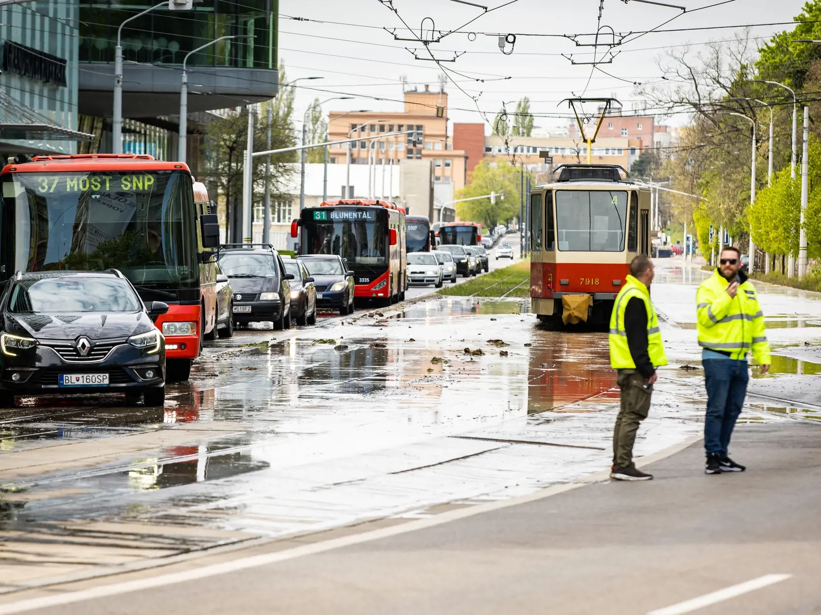 Prasknuté potrubie na Nábreží armádneho generála Ludvíka Svobodu v Bratislave. 