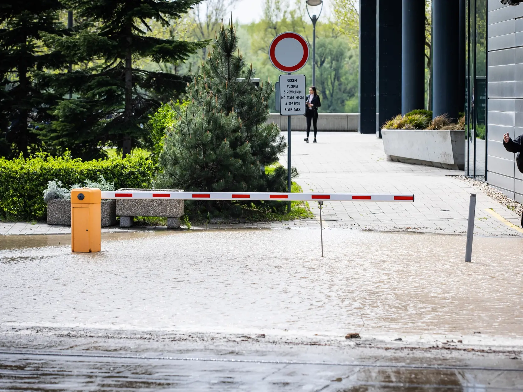 Prasknuté potrubie na Nábreží armádneho generála Ludvíka Svobodu v Bratislave. 