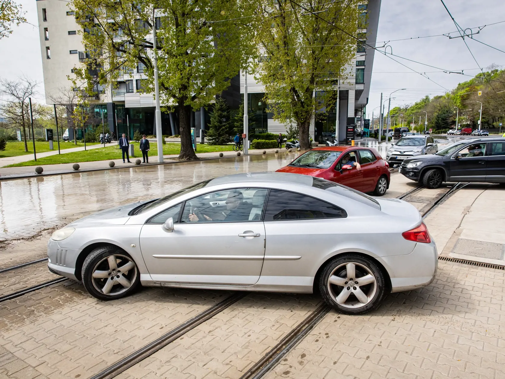 Prasknuté potrubie na Nábreží armádneho generála Ludvíka Svobodu v Bratislave. 