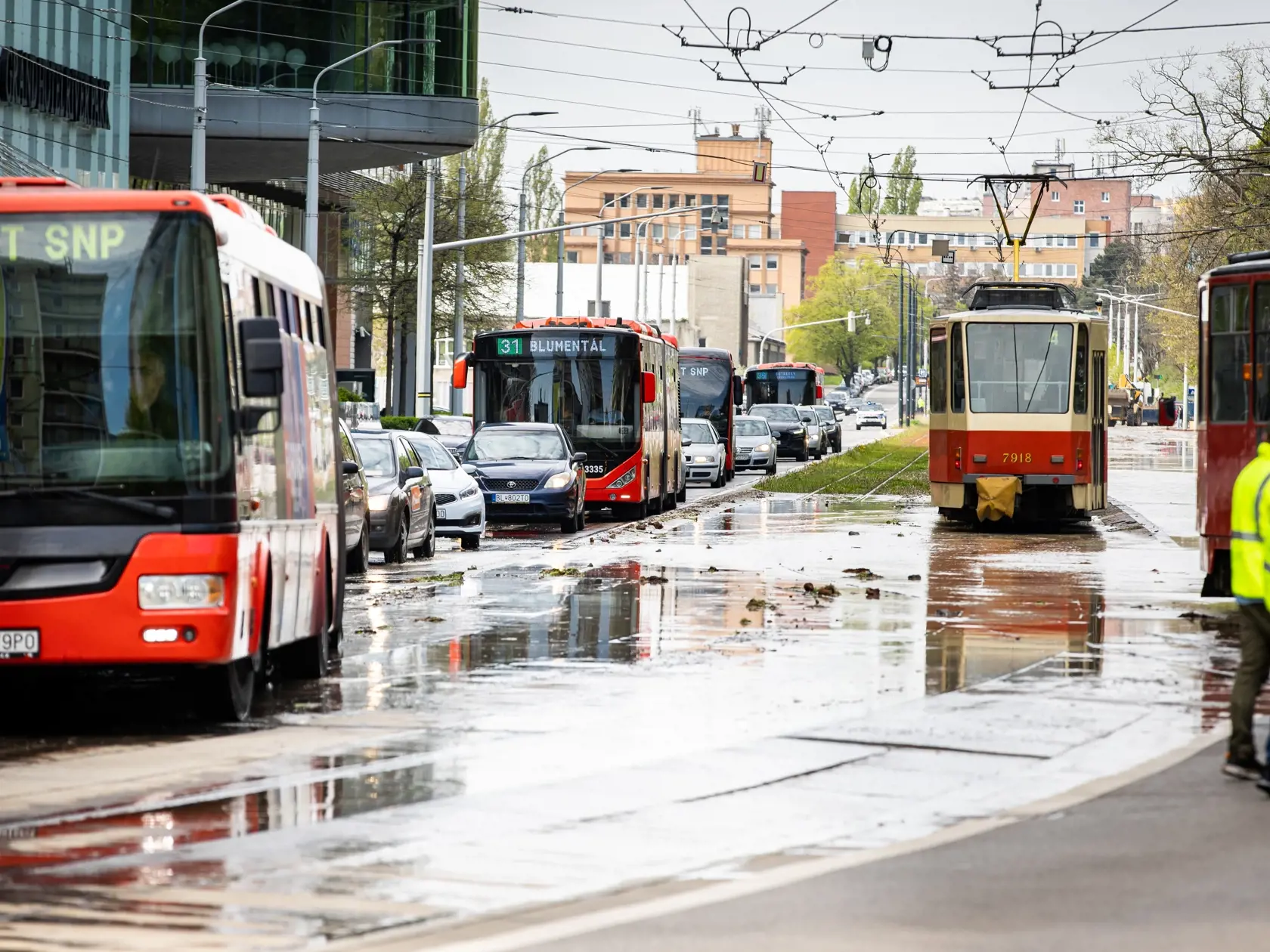 Prasknuté potrubie na Nábreží armádneho generála Ludvíka Svobodu v Bratislave. 
