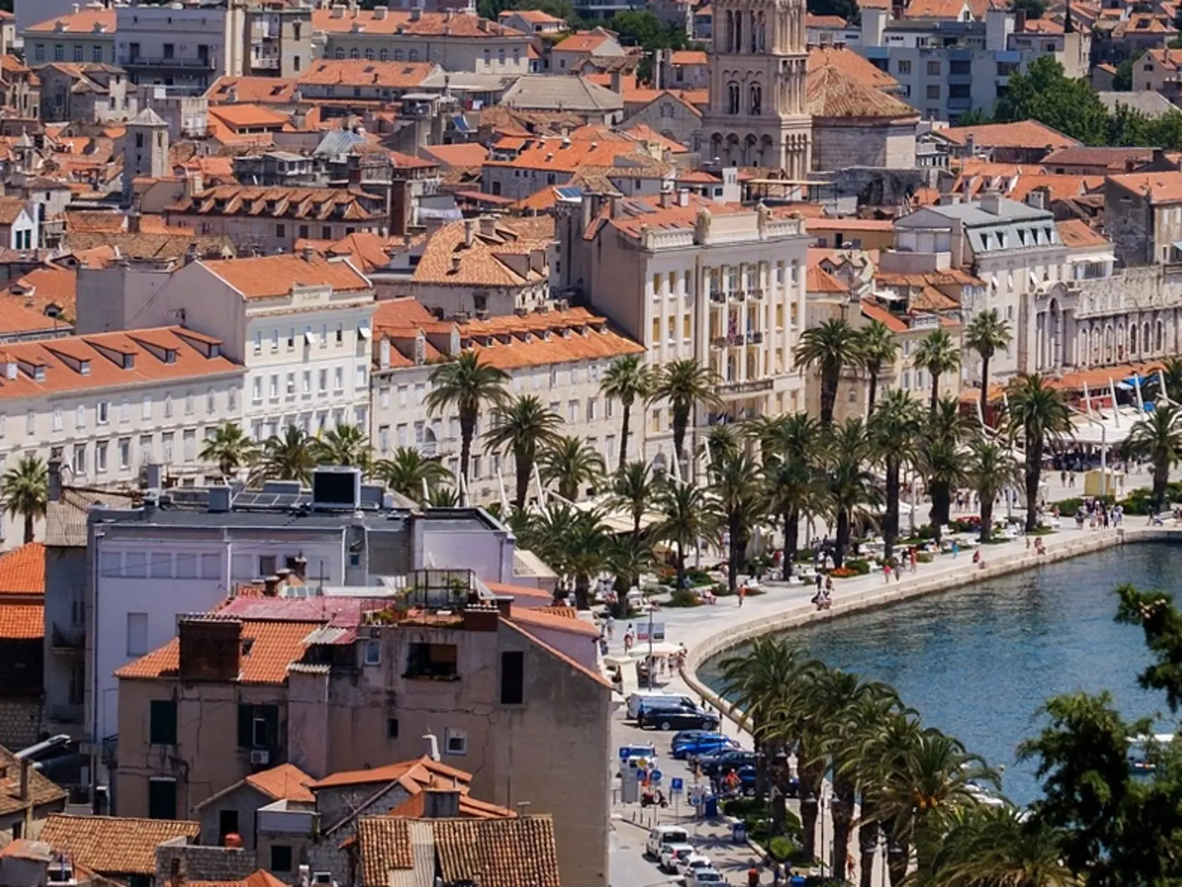 Mesto Split v Chorvátsku zaviedlo zmeny. Miestni, ale ani turisti sa už po tomto meste nebudú môcť pohybovať len v plavkách, bez trička. Tamojšie úrady totiž prijali novú vyhlášku, pre ktorú vám od začiatku tohto roka za prechádzku v bikinách či spodnej bielizni hrozí pokuta až 150 eur