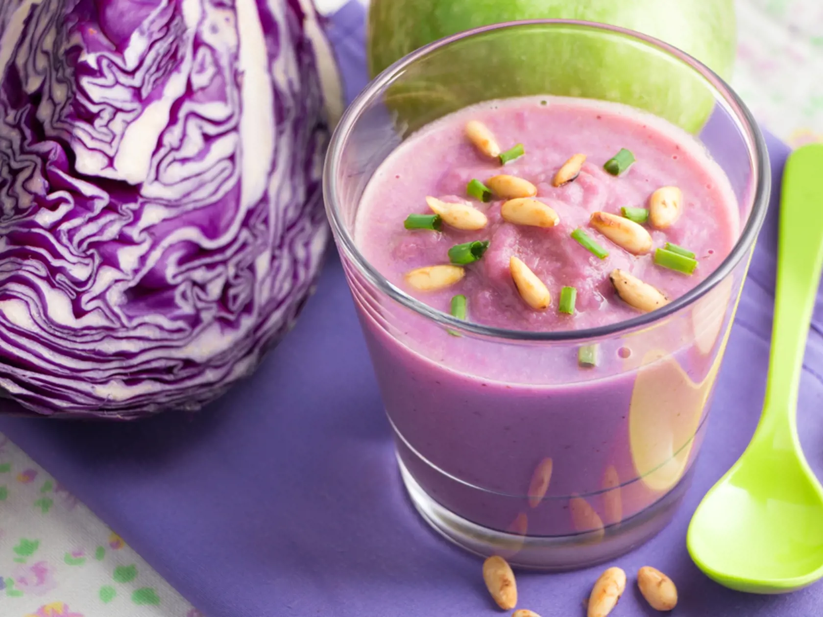 Purple,Smoothie,Of,Red,Cabbage,,Apple,,Lemon,And,Pine,Nuts