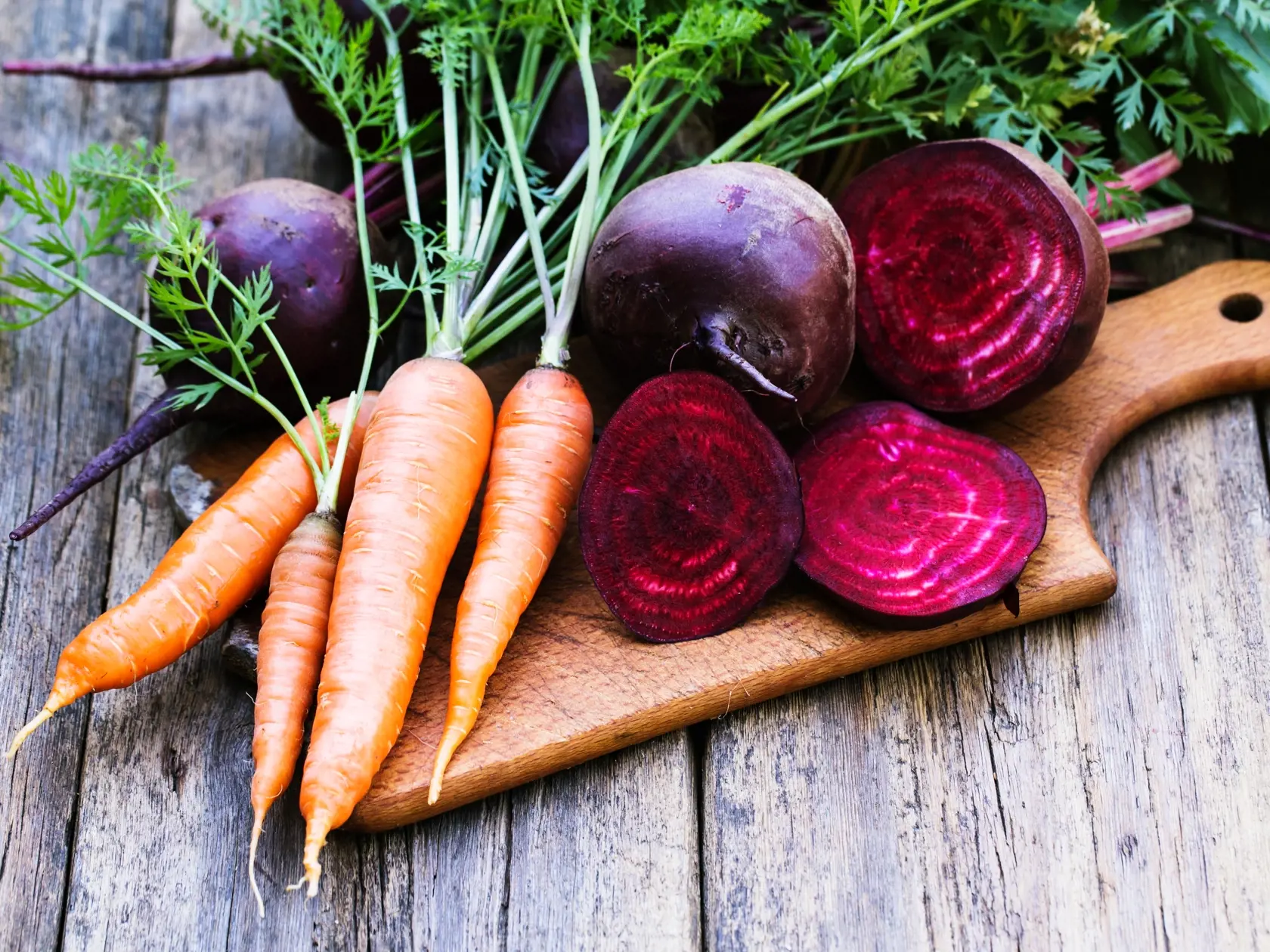 Fresh,Beet,And,Carrots,On,Wooden,Background