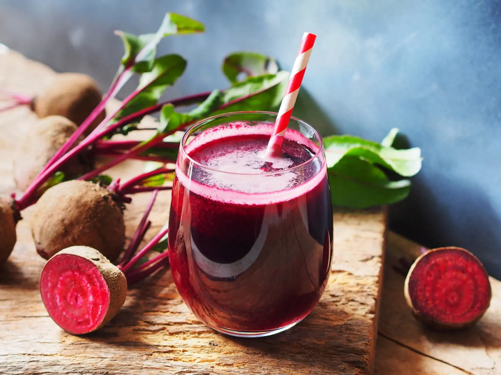 Cviklové smoothie: Pol červenej repy, 1 banán, hrnček rastlinného mlieka, kúsok zázvoru.