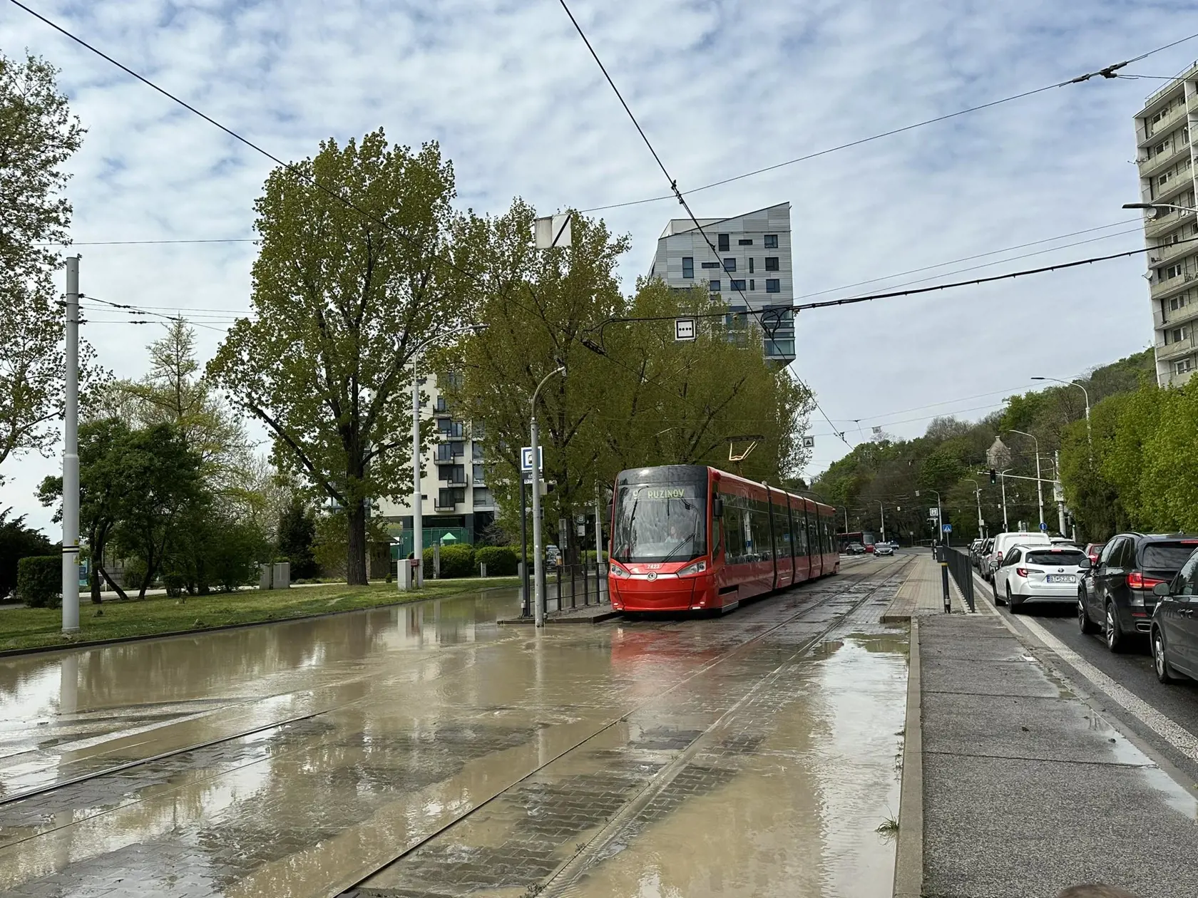 Ulicu nakoniec zatopilo natoľko, že polícia v lokalite prerušila celkovú dopravu.