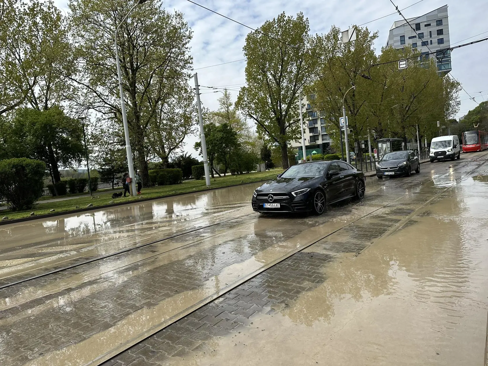 Ulicu nakoniec zatopilo natoľko, že polícia v lokalite prerušila celkovú dopravu.