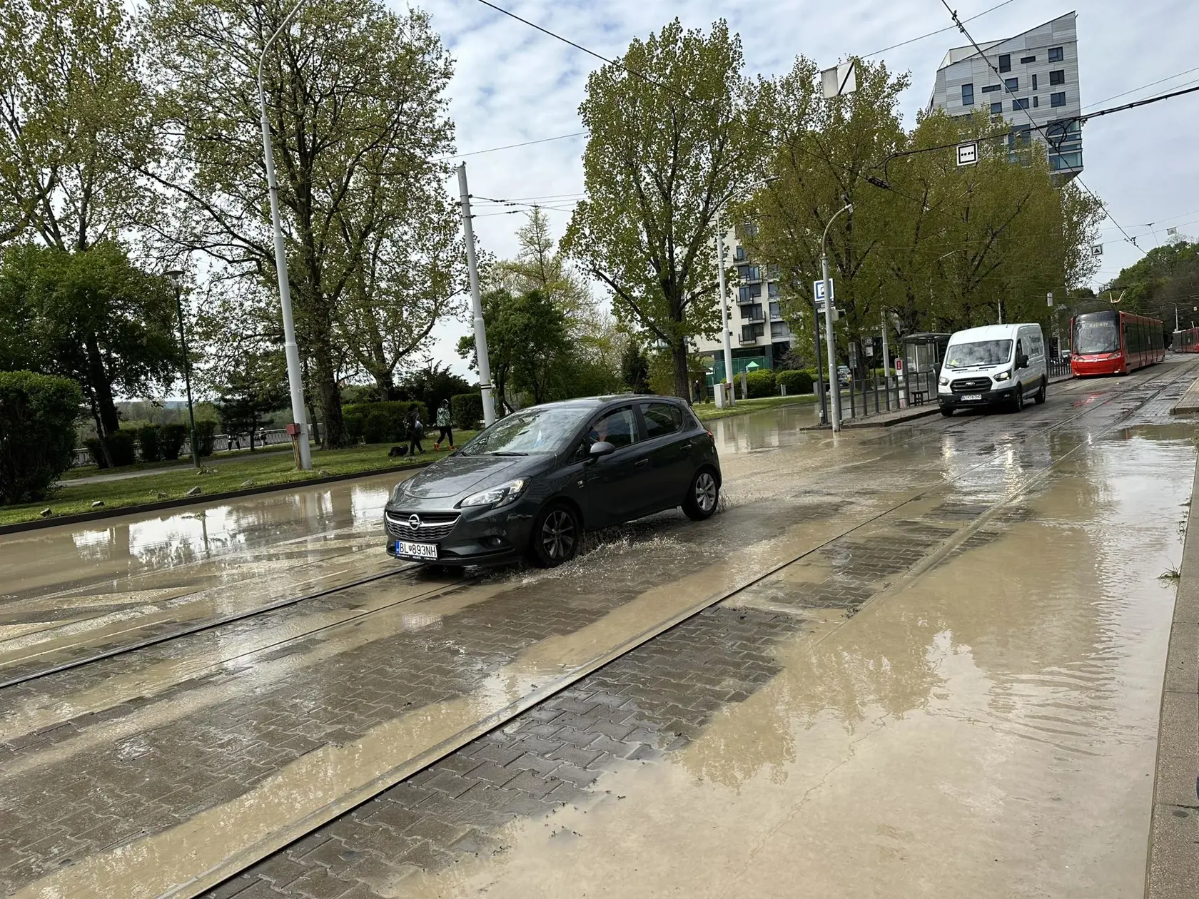 Ulicu nakoniec zatopilo natoľko, že polícia v lokalite prerušila celkovú dopravu.
