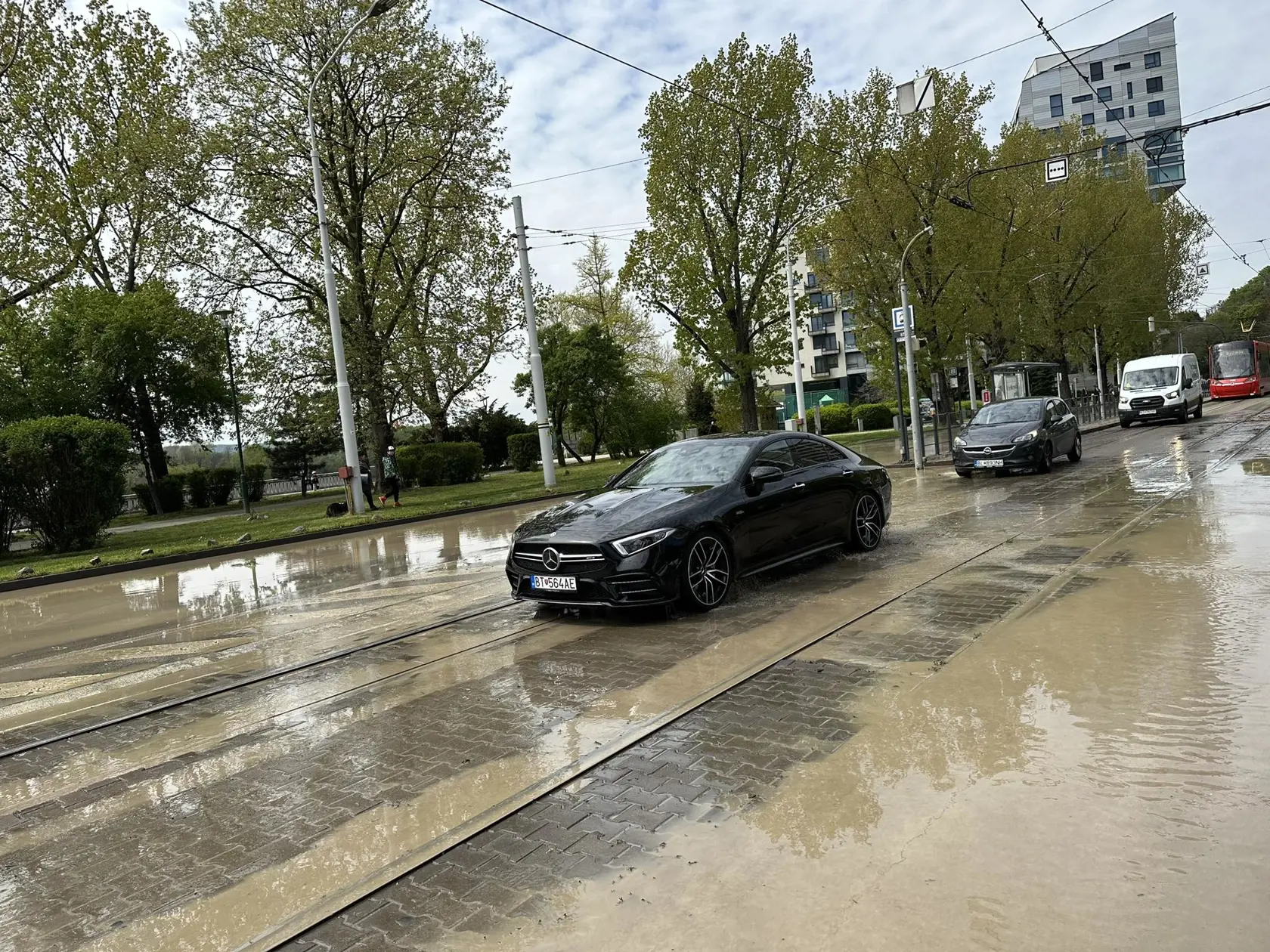 Ulicu nakoniec zatopilo natoľko, že polícia v lokalite prerušila celkovú dopravu.