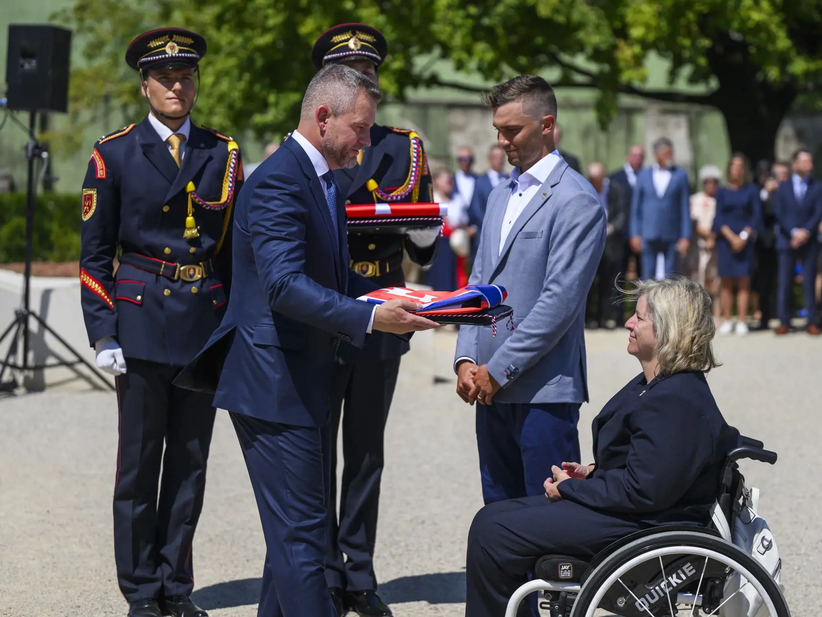 Na snímke sprava parastolná tenistka Alena Kánová, vodný slalomár Jakub Grigar a prezident SR Peter Pellegrini počas skladania sľubu slovenskej olympijskej a paralmypijskej výpravy na OH a POH 2024 v Paríži do rúk prezidenta SR v Bratislave 16. júla 2024.