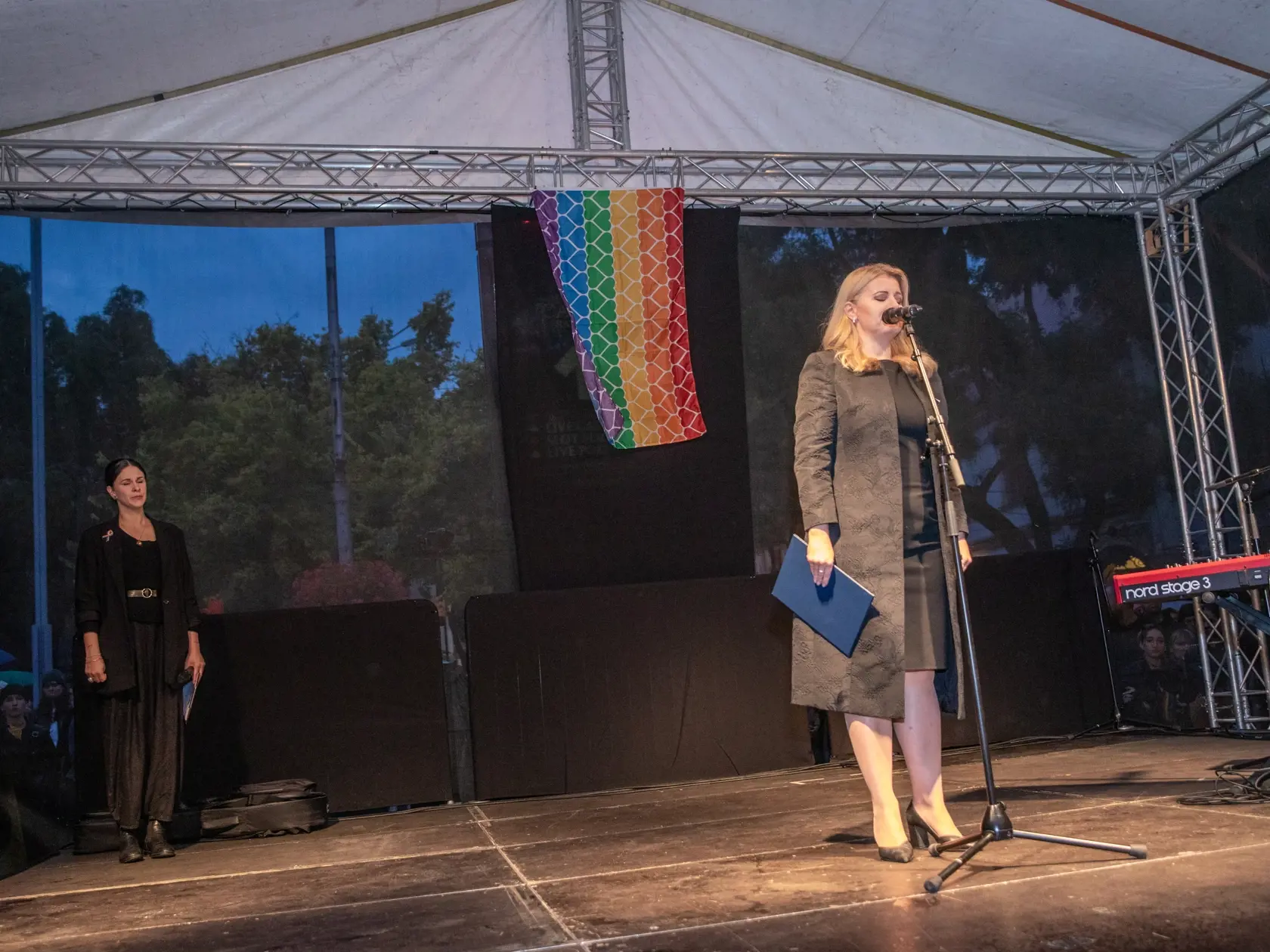 Na snímke je pochod za odsúdenie nenávisti proti LGBTI, ktorý nadväzuje na nedávne nešťastné udalosti na Zámockej ulici. Na pochode vyjadrili tisíce ľudí rešpekt voči homosexuálne orientovaným ľudom a vystúpili tiež niektorí politici, vrátane Eduarda Hegera a Zuzany Čaputovej. Na fotke je  Prezidentka Zuzana Čaputová.
