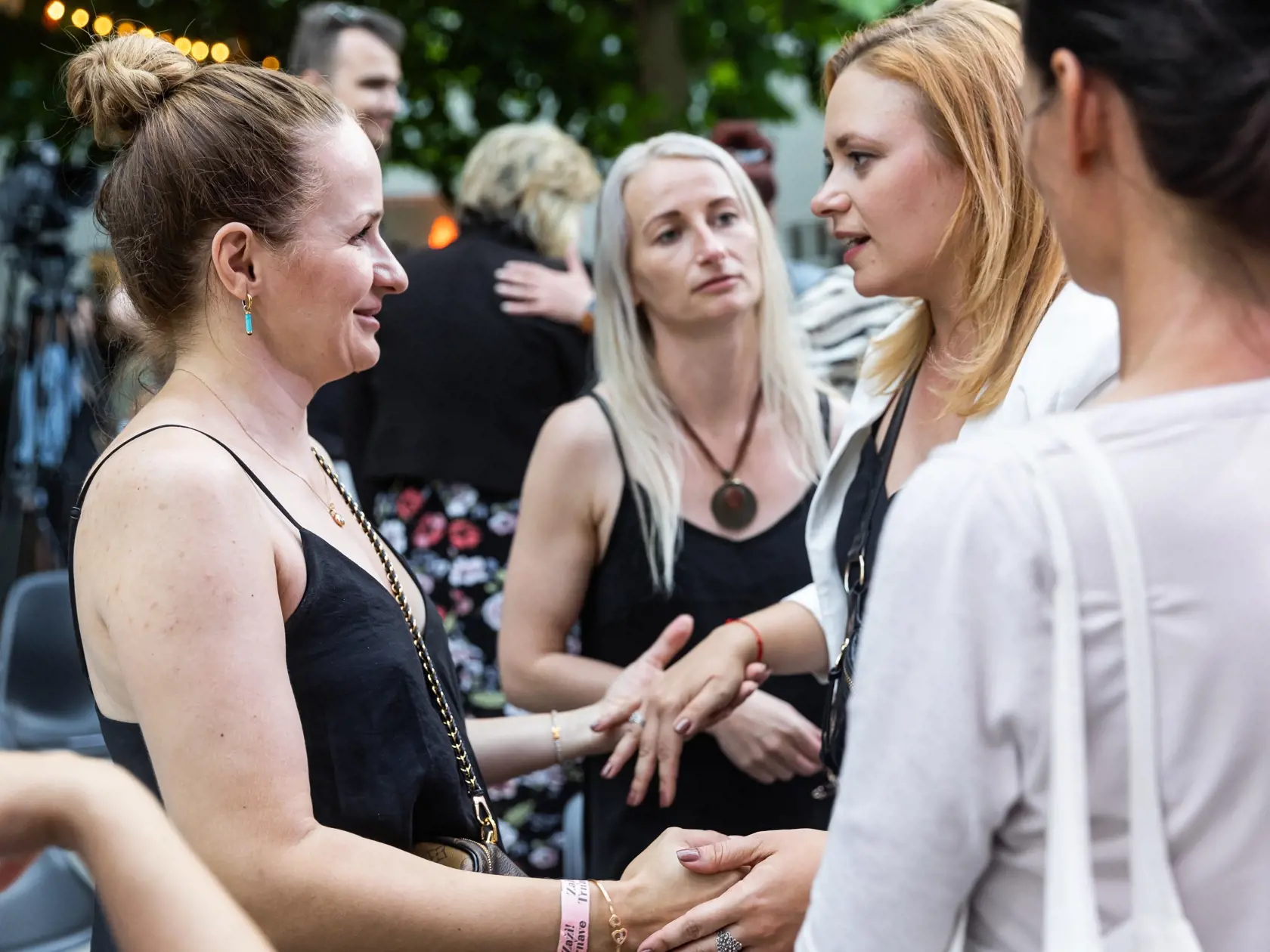 Spomienková akcia na herca Dana Heribana v Trnave. Na snímke Kamila Heribanová a Zuzana Kubovčíková Šebová.