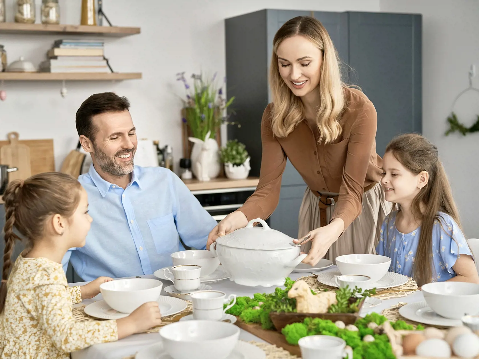 Caucasian,Family,About,To,Start,An,Easter,Dinner,At,Home