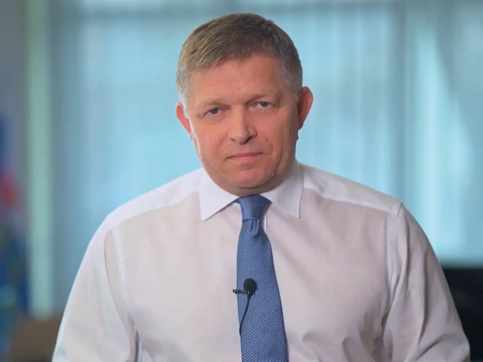 "Ja mám na tie holandské fešandy z Európskeho parlamentu šťastie. Najskôr mi jedna ako premiérovi, po tom, čo som informoval EP o zmenách Zákonníka práce a raste minimálnej mzdy z dielne SMERU – SD verejne povedala, že mi bude veriť moju ľavicovú orientáciu len vtedy, keď sa v Bratislave postavím na čelo sprievodu homosexuálov a transsexuálov," napísal Fico.