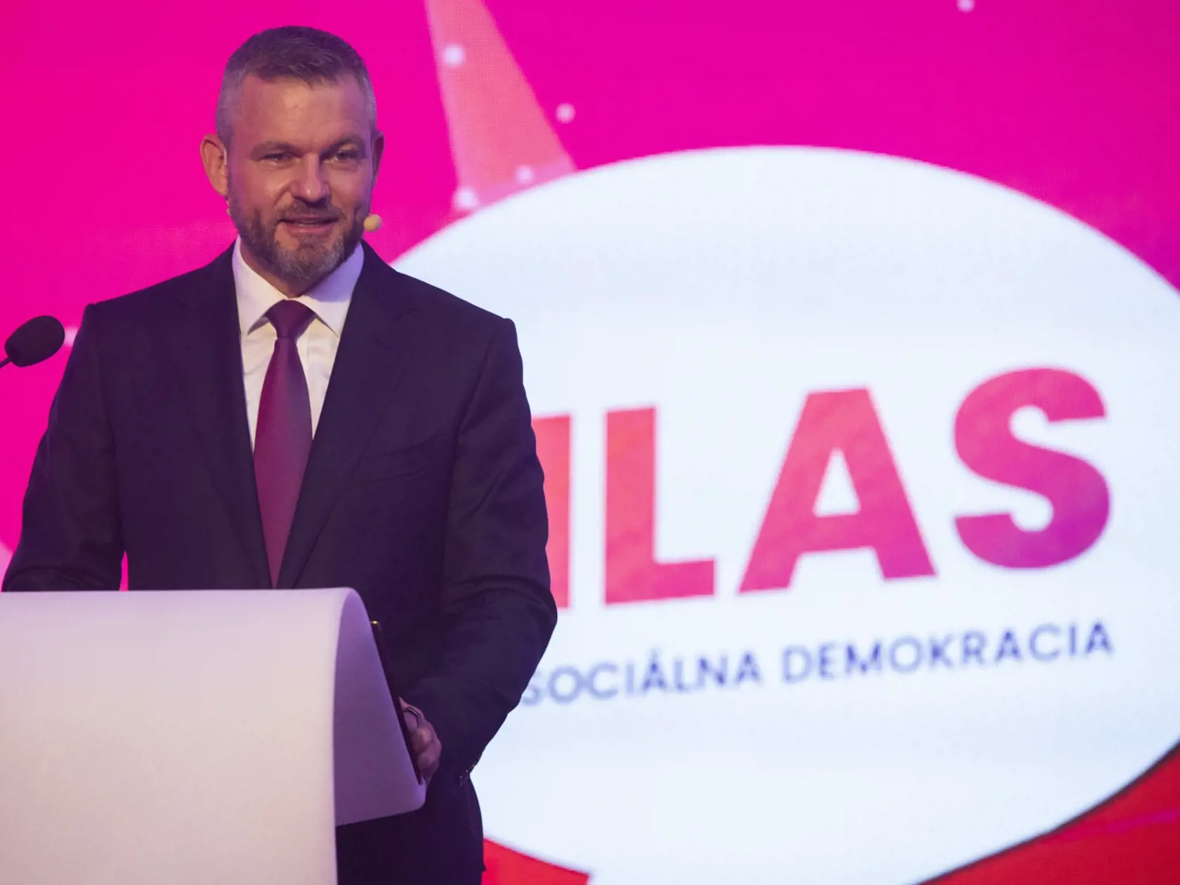 Pellegrini považuje za neprípustné, aby sa akákoľvek takáto skupina zo zahraničia na Slovensku stretávala len s tým, s kým chce, a na základe toho vydávala stanoviská. Odmieta krivenie obrazu o Slovensku.