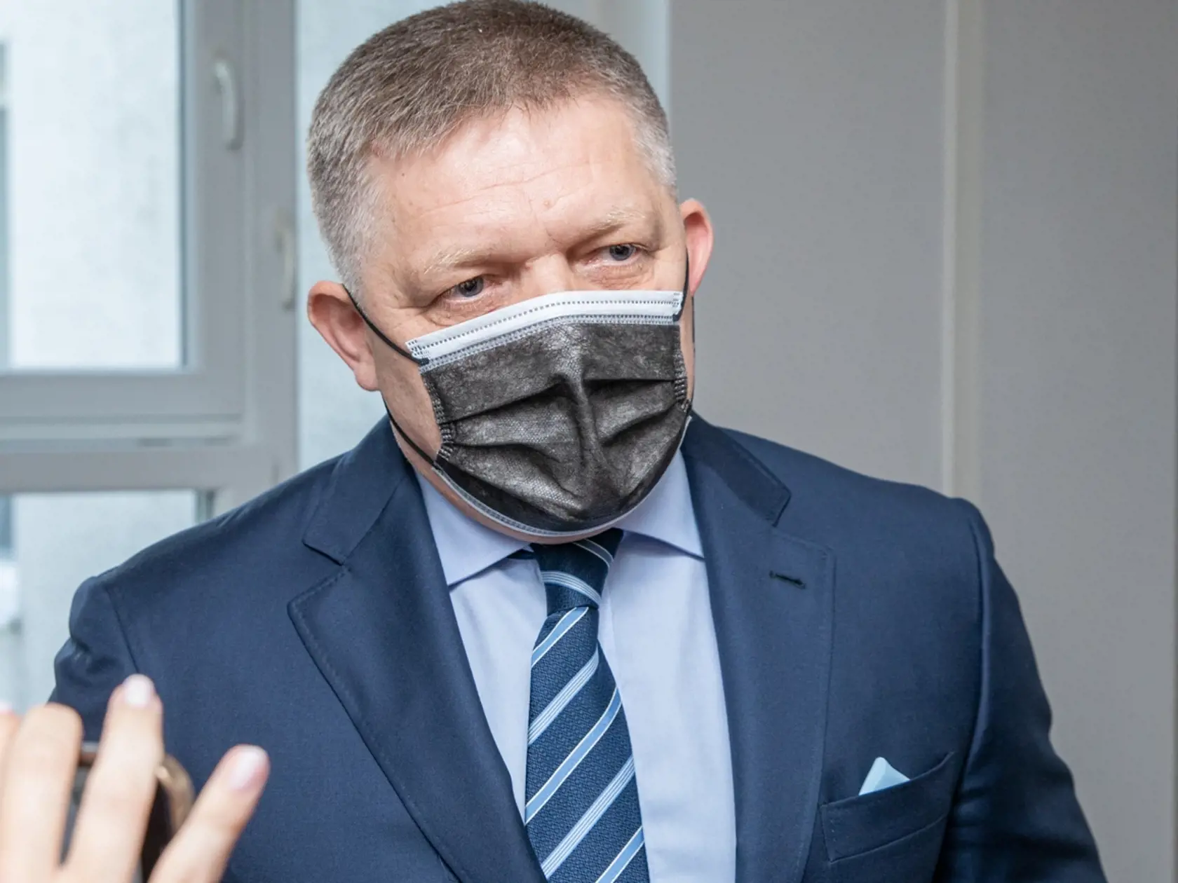 "Odporúčam jej, aby si v Holandsku dala jointa a hľadala „vzrúšo“ u seba doma a neotravovala vzduch na Slovensku," odkázal Fico holandskej europoslankyni.
