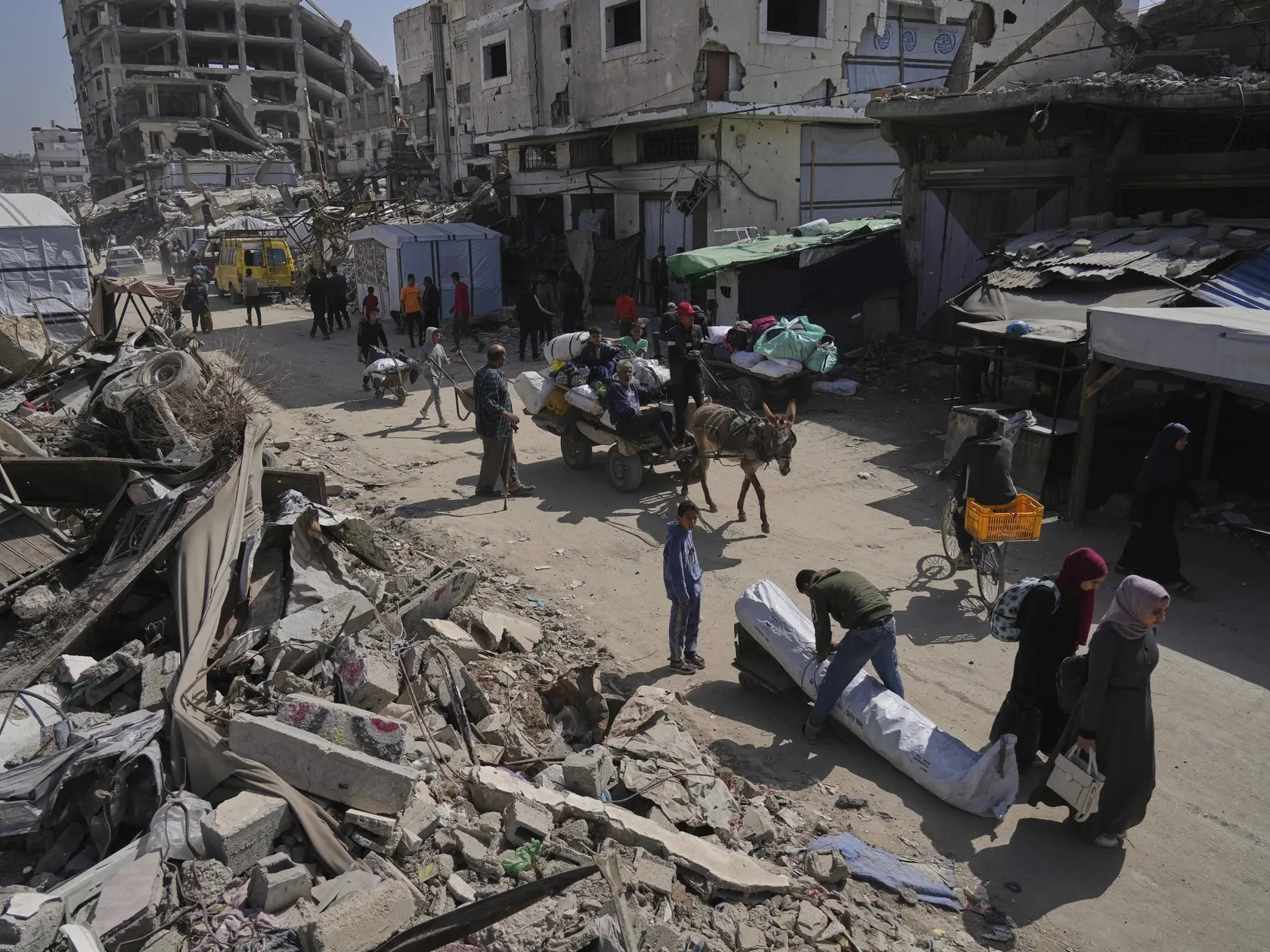 JB 18 Šijaijáh - Vysídlení Palestínčania utekajú z mesta Šijaijáh na predmestí Gazy 3. apríla 2025 po tom, ako izraelská armáda nariadila evakuáciu v tejto oblasti. Izraelská armáda v piatok oznámila, že začala novú pozemnú ofenzívu východne od mesta Gaza s cieľom rozšíriť „bezpečnostnú zónu“ na severe palestínskej enklávy. TASR o tom píše na základe správy agentúry AFP. FOTO TASR/AP

Displaced Palestinians flee from Shijaiyah, Gaza, on Thursday, April 3, 2025, after the Israeli military issued evacuation orders in the area. (AP Photo/Jehad Alshrafi)
