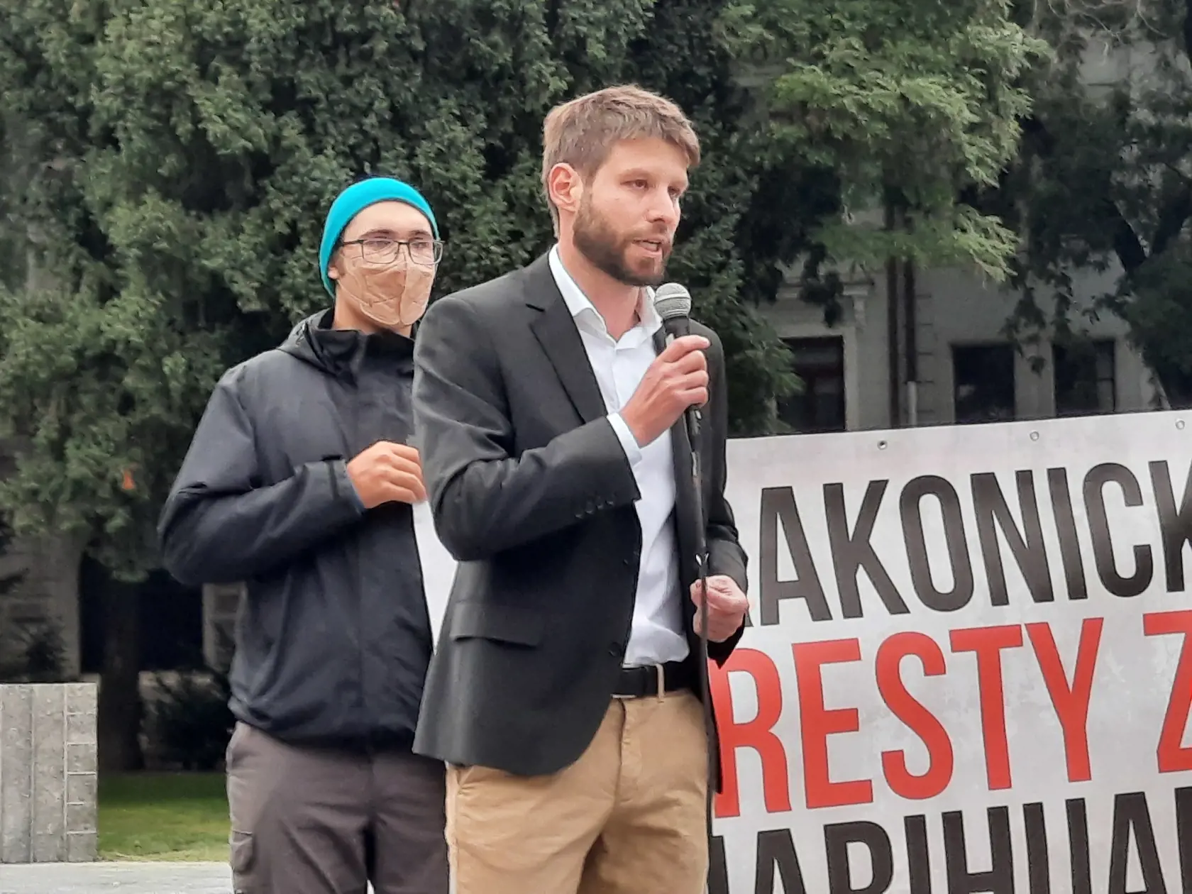 "To, že ju sexisticky označili za "holandskú fešandu, ktorá si má dať jointa", alebo ju poslali "s kumpánmi si baliť kufre" svedčí jedine o nich," napísal Šimečka.