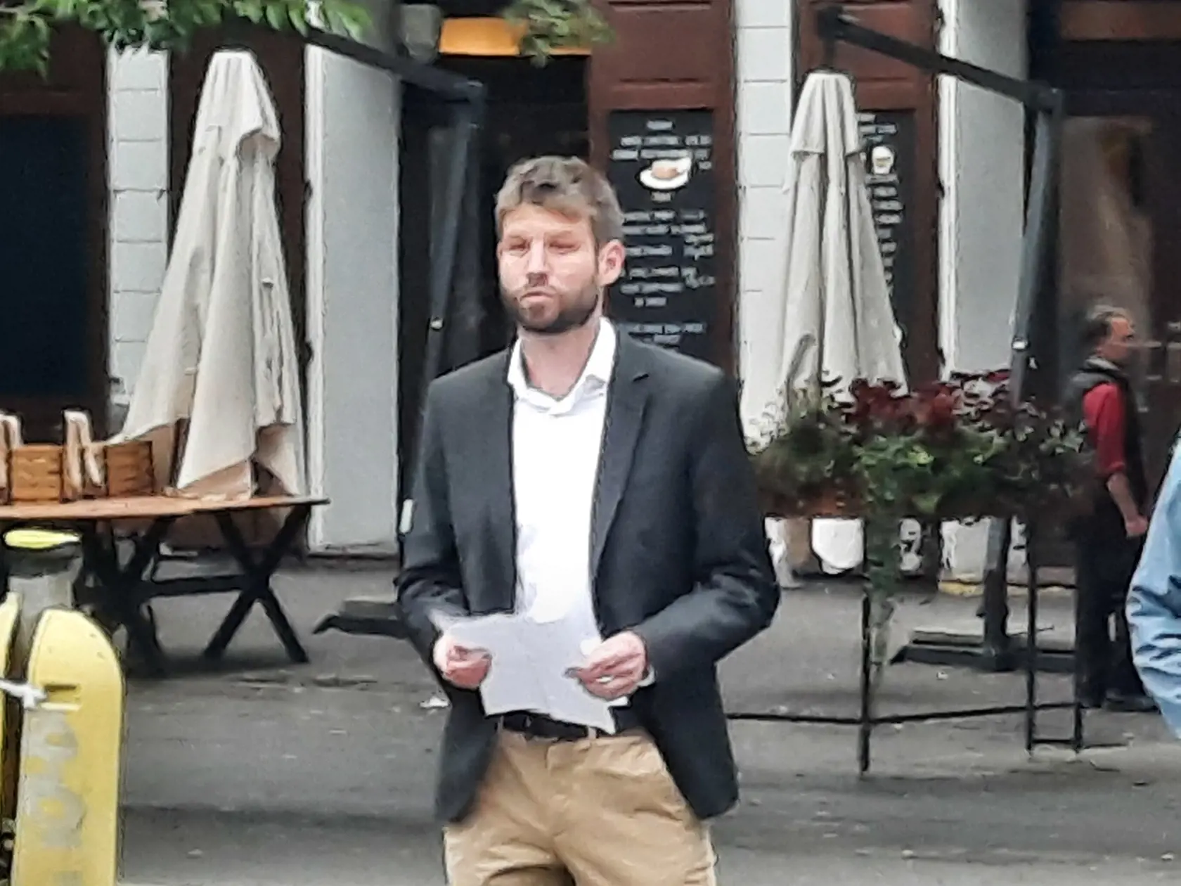 "Áno, mohli sa u nás stretnúť aj s predstaviteľmi opozície, vyhli by sa tejto kritike. Zároveň však platí, že naozaj neviem, čo by im o stave právneho štátu na Slovensku povedali tí, ktorí ho dlhé roky intenzívne rozkladali," napísal Šimečka.