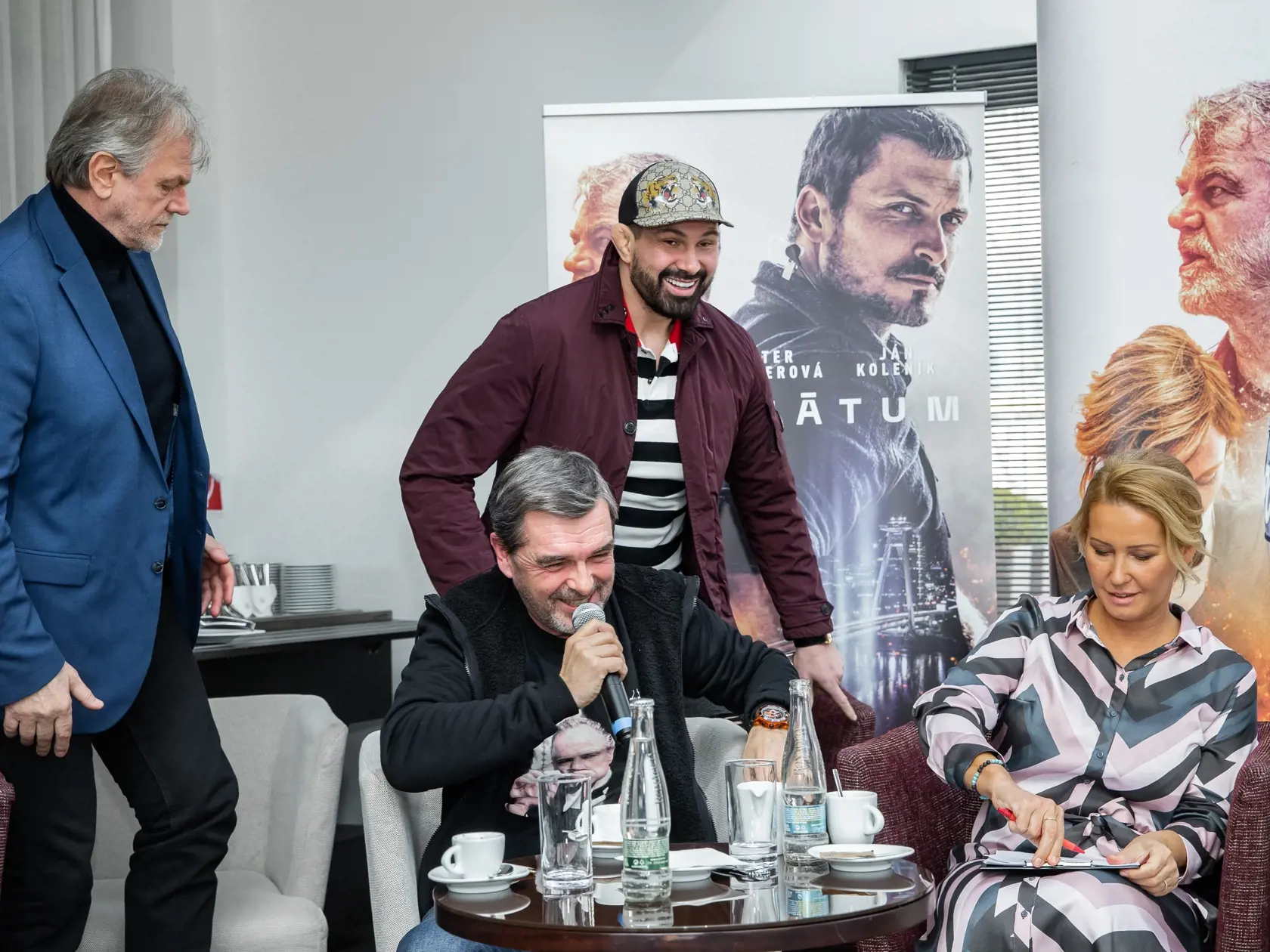 Premiéra slovenského seriálu "Ultimátum" v Bratislave. Na snímke Milan Bahul, Peter Kočiš, Attila Végh a Erika Barkolová.