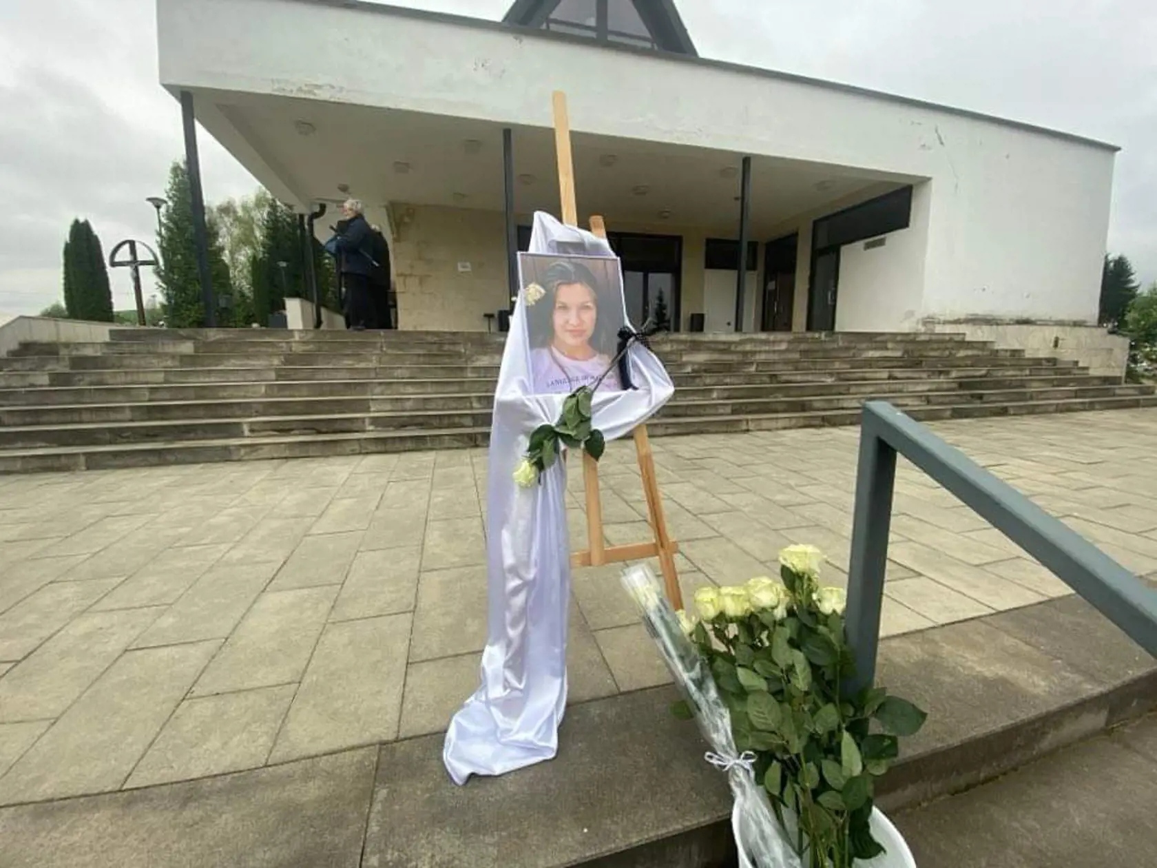 Schody k Domu smútku sú takto vyzdobené.