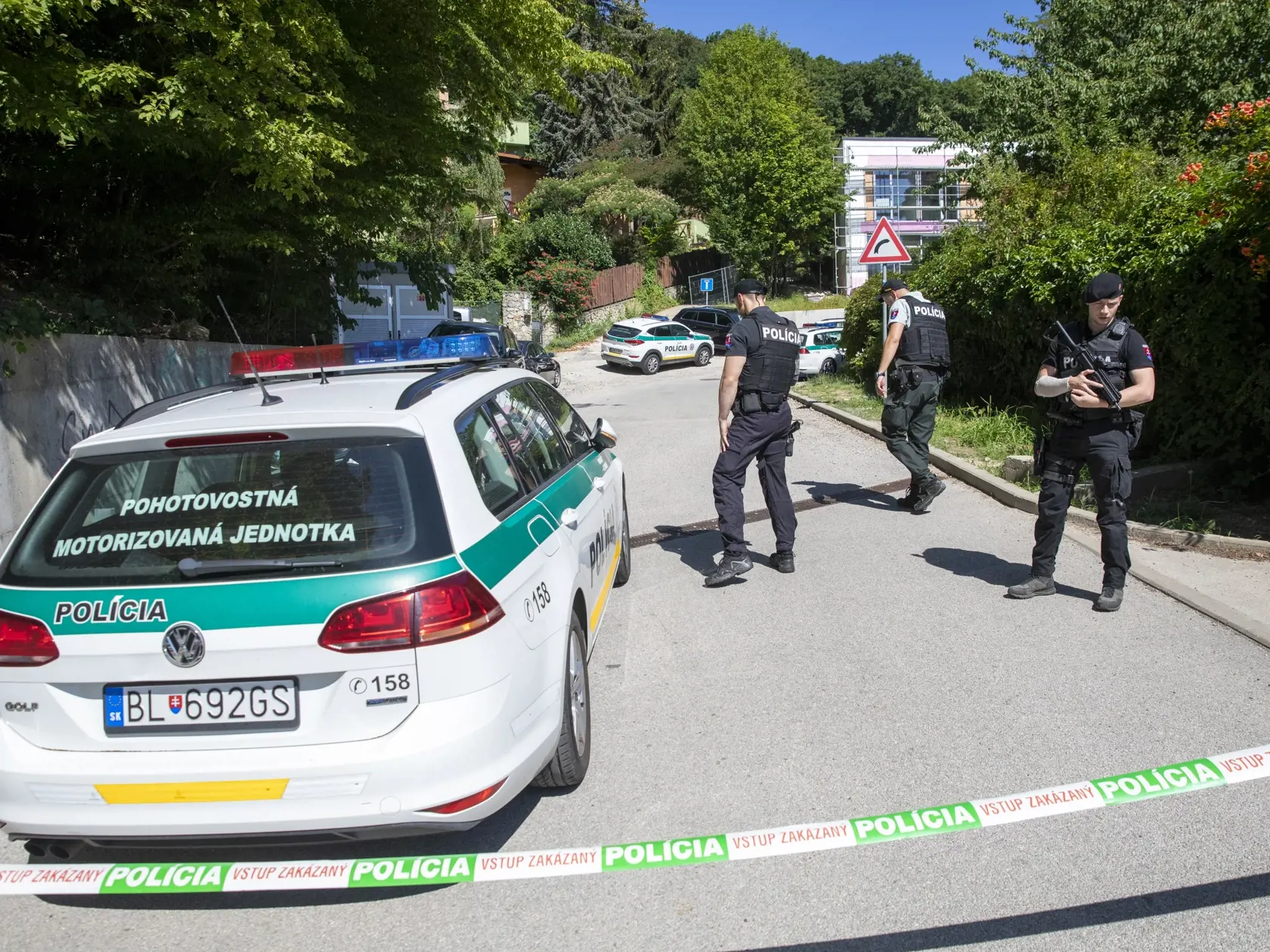 Na síimke sú policajti a záchranné zložky na Neronetovej ulici v Bratislave, kde sa strieľalo. 