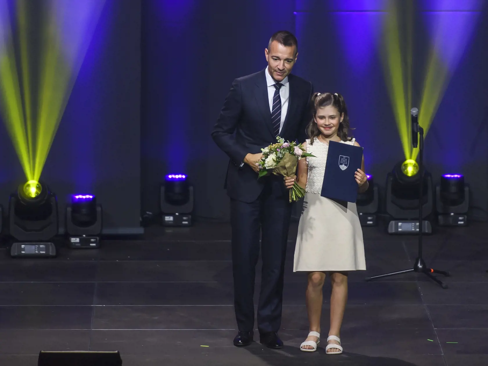 Minister školstva Tomáš Drucker (Hlas) odovzdáva Pamätný list svätého Gorazda Adele Belišovej počas odovzdávania cien svätého Gorazda učiteľom a zamestnancom škôl za ich celoživotnú pedagogickú prácu, za ich výnimočné odborné a osobnostné kvality a zapájanie sa do rôznych projektov či výnimočné činy.