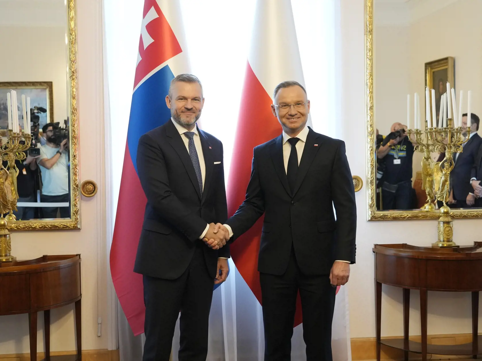 KK3 Varšava - Poľský prezident Andrzej Duda (vpravo) a slovenský prezident Peter Pellegrini si podávajú ruky pred spoločným pracovným stretnutím vo Varšave 4. júla 2024. FOTO TASR/AP
Polish President Andrzej Duda right, welcomes Slovakian president Peter Pellegrini, left, prior to a working meeting at Belvedere Palace in Warsaw, Poland, Thursday, July 4, 2024. Pellegrini is on a one-day visit, ahead of NATO summit. (AP Photo/Czarek Sokolowski)