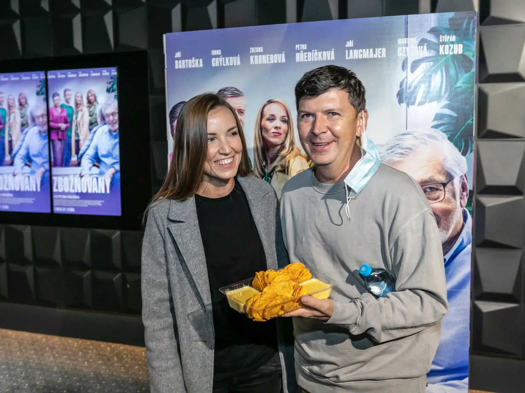 Na snímke je Andrej Bičan s priateľkou Miškou pred premiérou českého filmu Zbožňovaný v Bory Mall. 