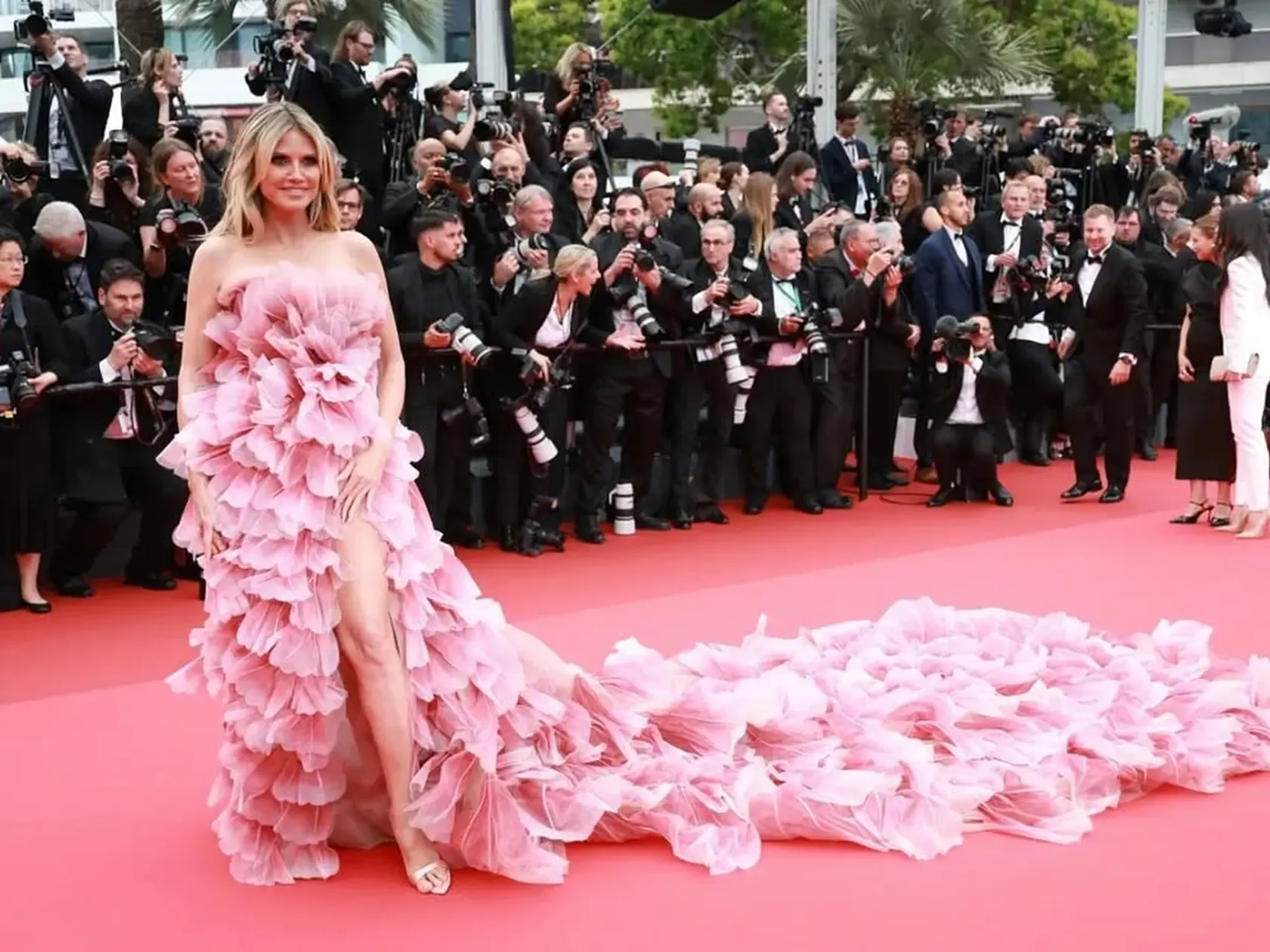 Filmový festival v Cannes je známy extravagantnými róbami, ktoré predvádzajú celebrity. Nahé róby však tento rok boli zakázané. 