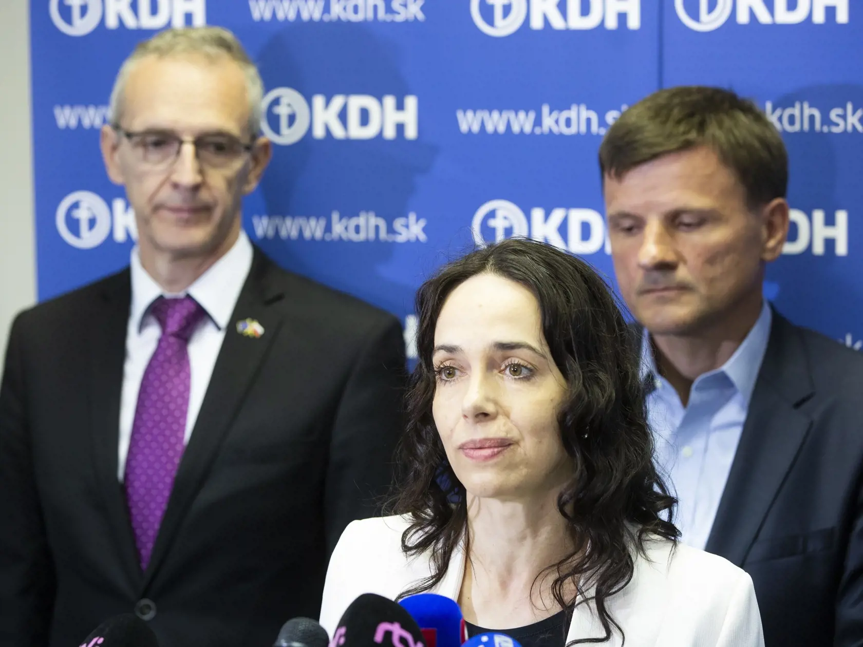 Miriam Lexmann (46) - KDH: Pôsobila ako zástupkyňa Národnej rady SR pri EP a inštitúciách EÚ. Je kresťanská aktivistka, školí kresťanských lídrov a bojuje proti interrupciám. Do europarlamentu však nastúpi až po brexite.