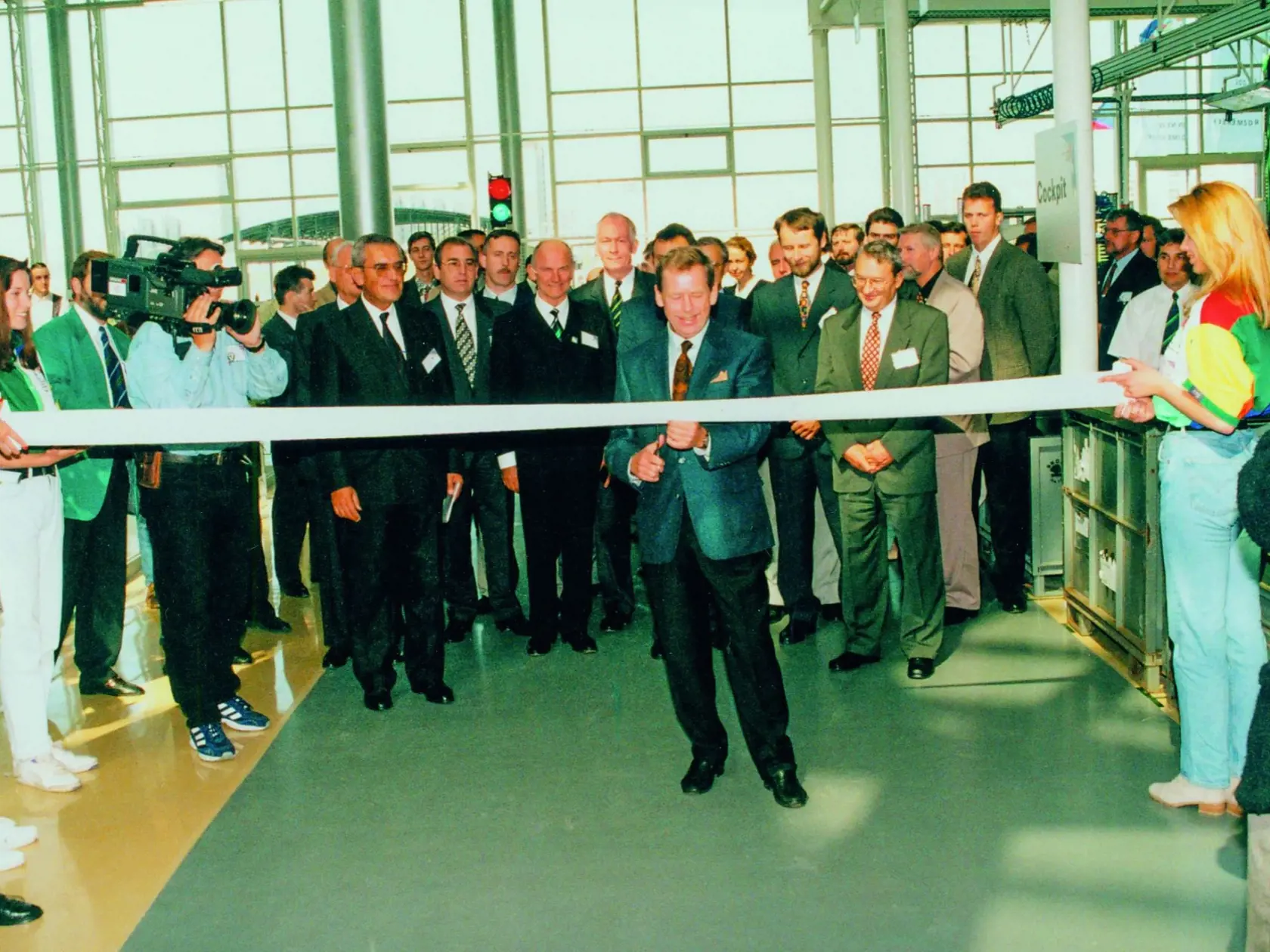 Václav Havel otvára novú továreň v Mladej Boleslavi. (archívne foto)