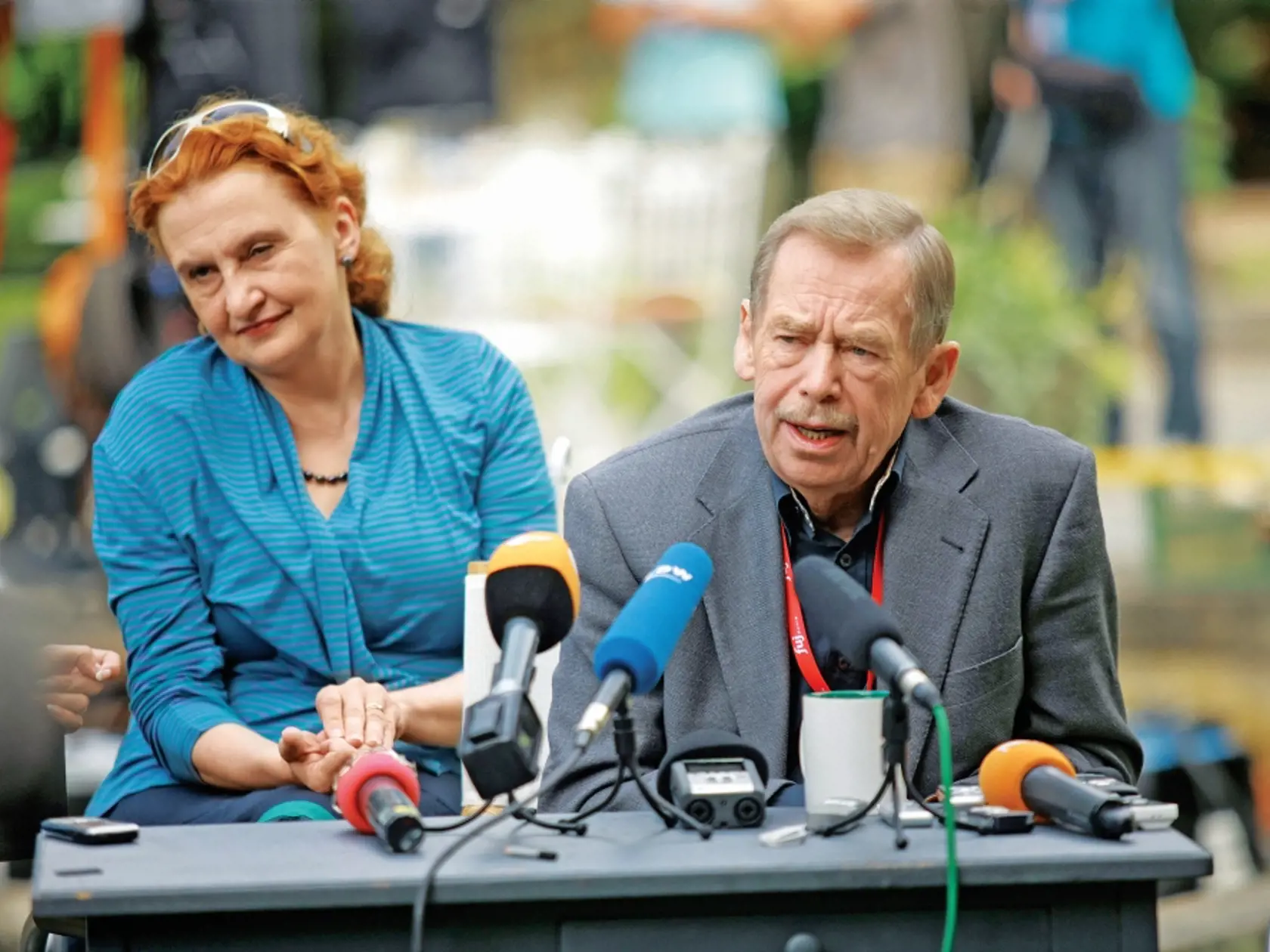 Odcházení film natáčení, Václav Havel, Josef Abrhám , Polášek, Dagmar Havlová, jan Malíř, Jaroslav Dušek, Image: 213635126, License: Rights-managed, Restrictions: Při použití tohoto snímku povinnost uvést kredit ve formě: Tomáš Nosil / Empresa Media / Profimedia., Model Release: no, Credit line: Profimedia, Empresa Media