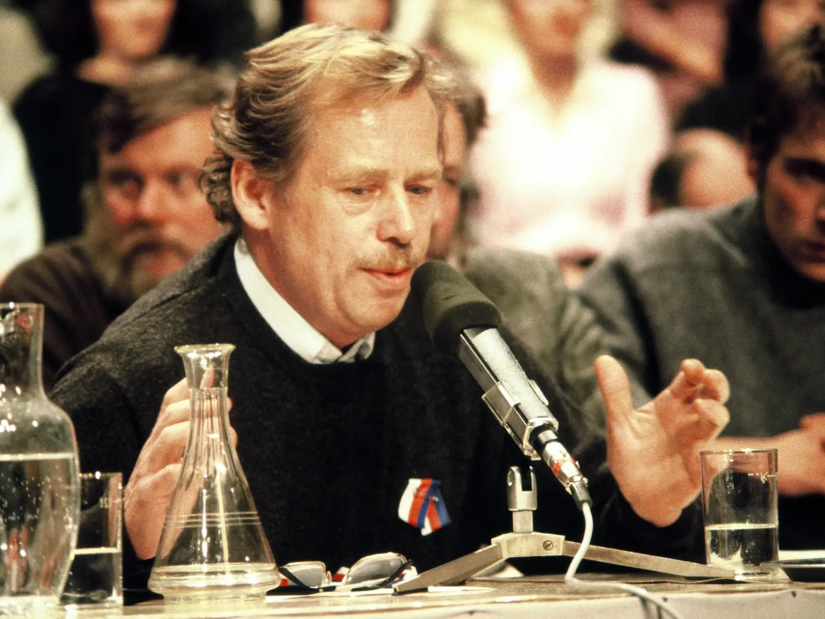 Zo stretnutia zástupcov robotníkov s predstaviteľmi Verejnosti proti násiliu v Slovenskom národnom divadle 29. novembra 1989 v Bratislave. Na sn. Václav Havel.