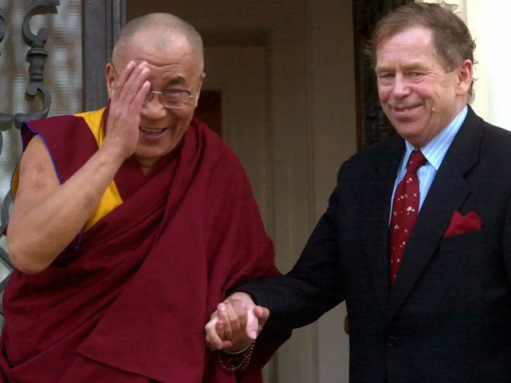 The Dalai Lama, left, and Czech President Vaclav Havel hold hands in front of Havel's private residence in Prague on Monday, October 16, 2000. Havel met the Tibet's spiritual leader on his arrival to attend the Forum 2000 conference currently underway in Prague.  (AP Photo/Petra Masova/CTK) ma8 Tibetský dalajláma (v¾avo) a èeský prezident Václav Havel sa držia za ruky pred sídlom èeského prezidenta 16. októbra v Prahe. Tibetský duchovný vodca  pricestoval do èeského hlavného mesta na konferenciu